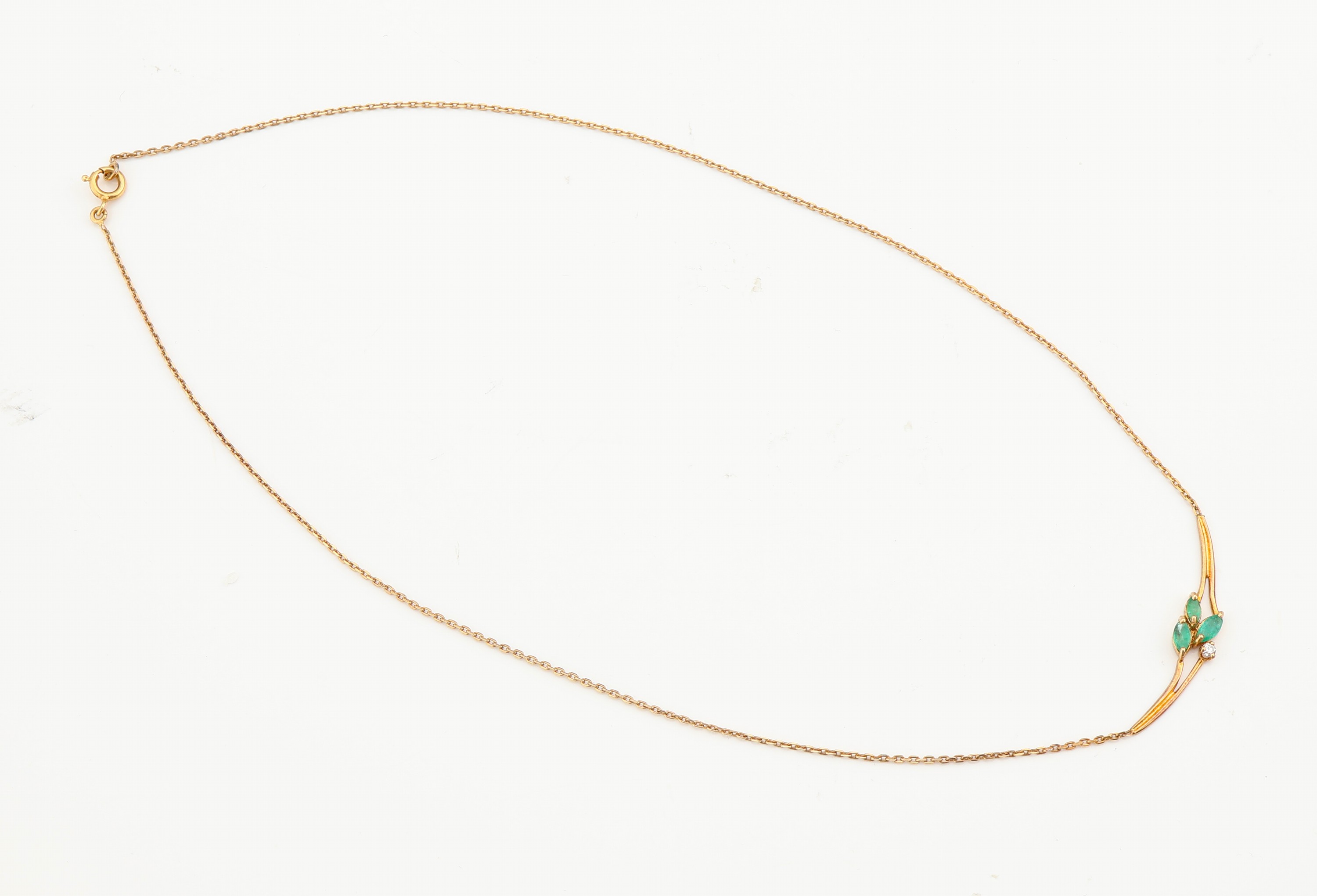 Detail c: 18 kt Gold Smaragd-Diamant-Collier, GG 750/000, kl. Smaragd- (1 x besch.) und Brillantbesatz, ca. 3.1 g, L. ca. 42 cm, Federringschließe