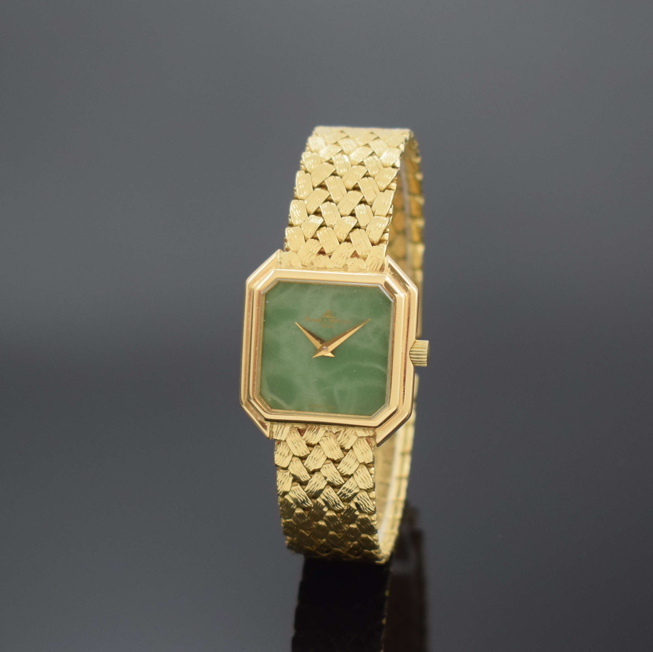 BAUME & MERCIER Damenarmbanduhr in GG 750/000 Referenz 38259, Schweiz um 1985, Handaufzug, 8-eckiges Geh., Boden aufgedr., anges. Flechtband, grünes ...