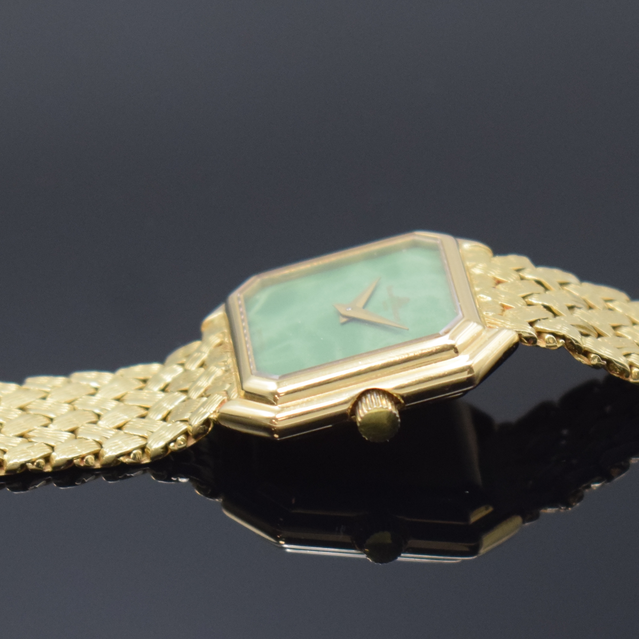 Detail c: BAUME & MERCIER Damenarmbanduhr in GG 750/000 Referenz 38259, Schweiz um 1985, Handaufzug, 8-eckiges Geh., Boden aufgedr., anges. Flechtband, grünes ...