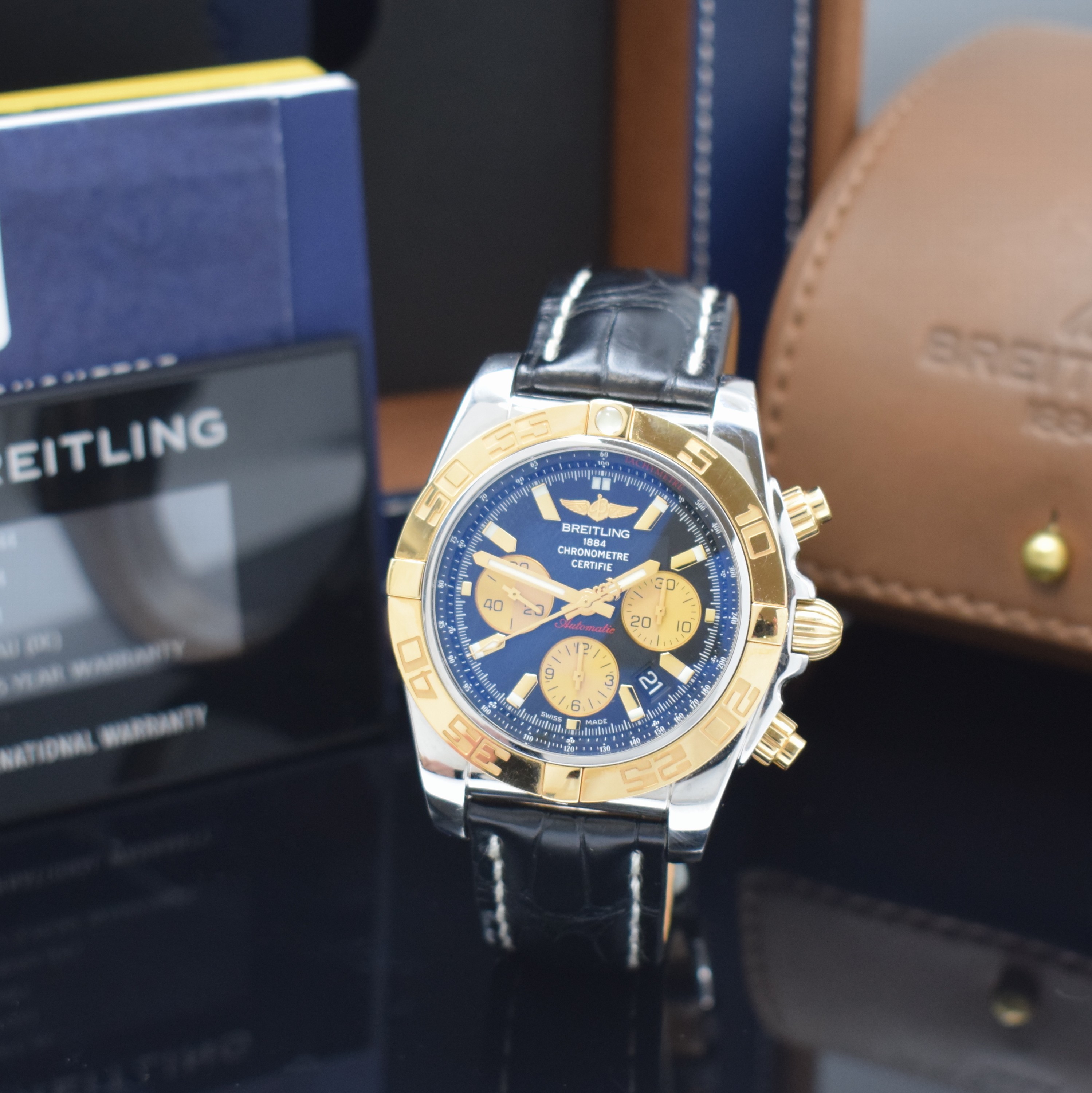 BREITLING Armbandchronograph Chronomat 44 Referenz CB0110, Automatik, Chronometer in Edelstahl/Rotgold kombiniert inkl. orig. Lederband m. orig. ...