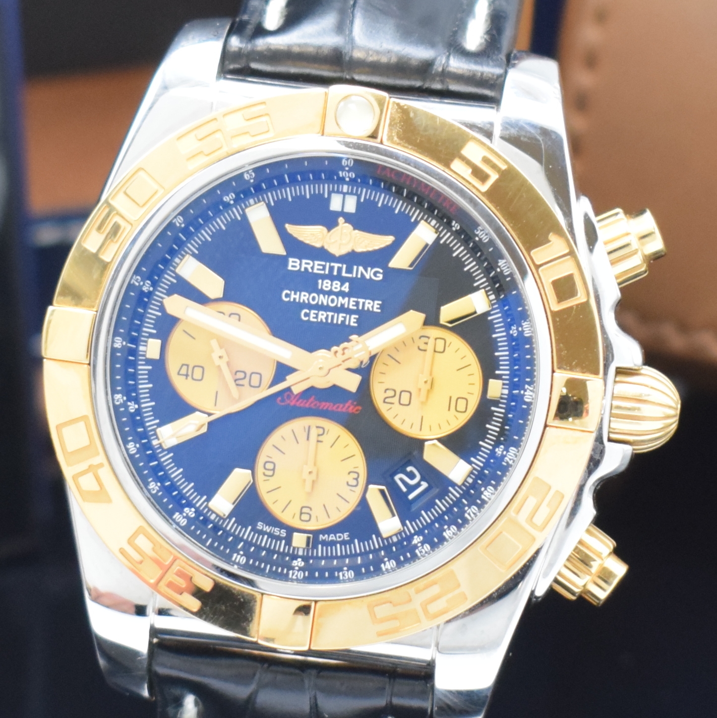 Detail a: BREITLING Armbandchronograph Chronomat 44 Referenz CB0110, Automatik, Chronometer in Edelstahl/Rotgold kombiniert inkl. orig. Lederband m. orig. ...