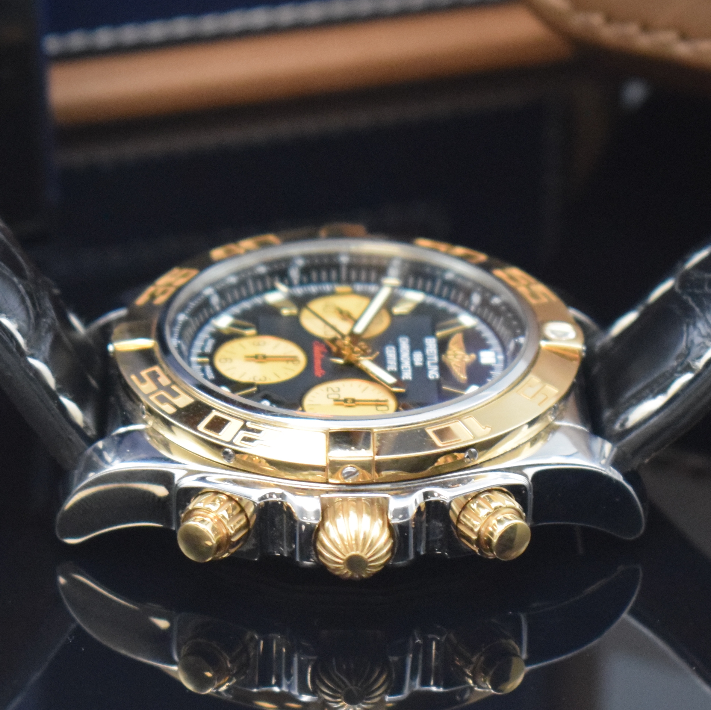 Detail c: BREITLING Armbandchronograph Chronomat 44 Referenz CB0110, Automatik, Chronometer in Edelstahl/Rotgold kombiniert inkl. orig. Lederband m. orig. ...