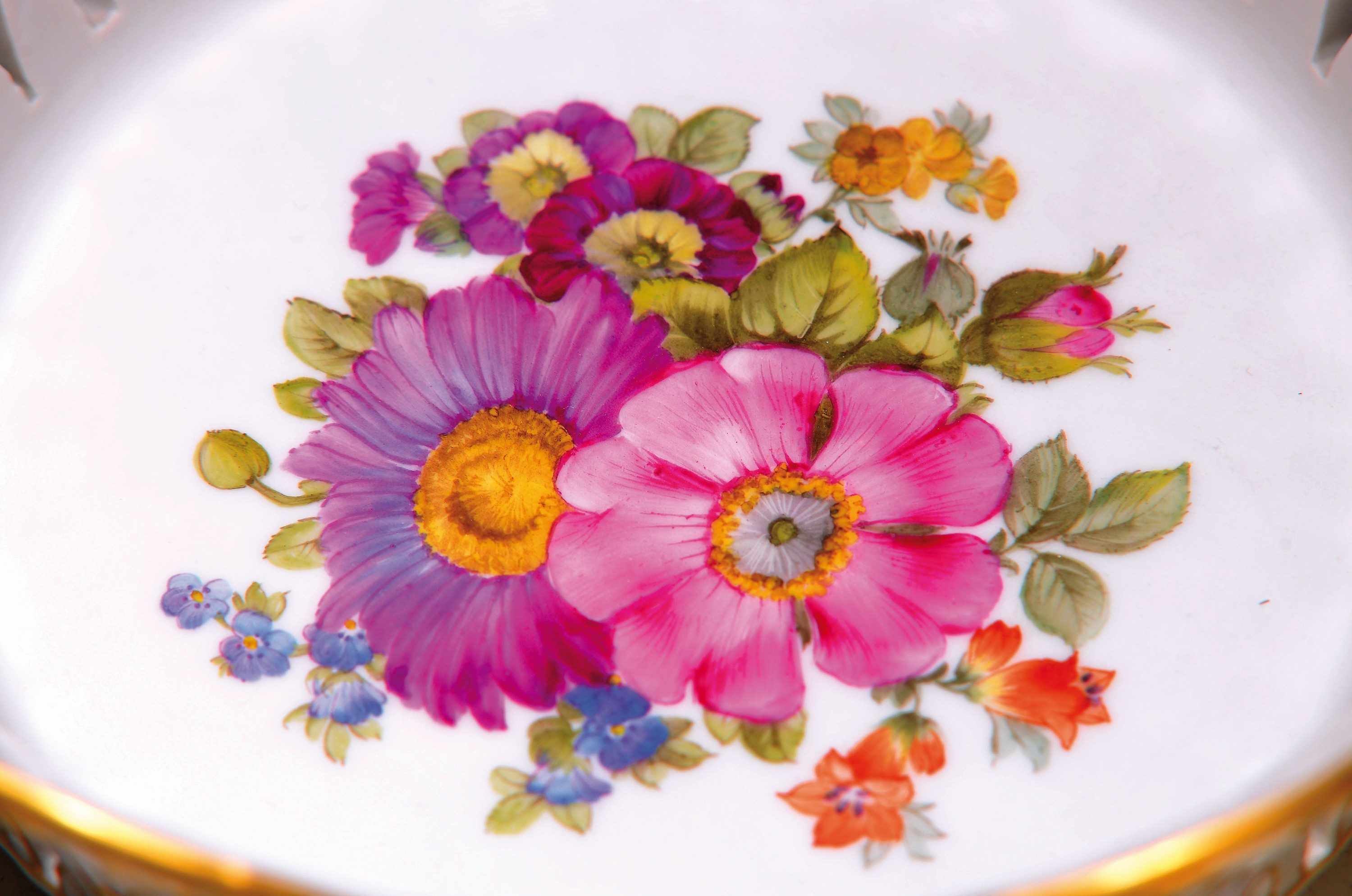 Detail a: Doppelhenkelschale/Korbschale, KPM, Berlin um 1924, Wandung in Durchbrucharbeit, Applizierte Blüten an den Asthenkeln, feine Blumenbukettmalerei im ...