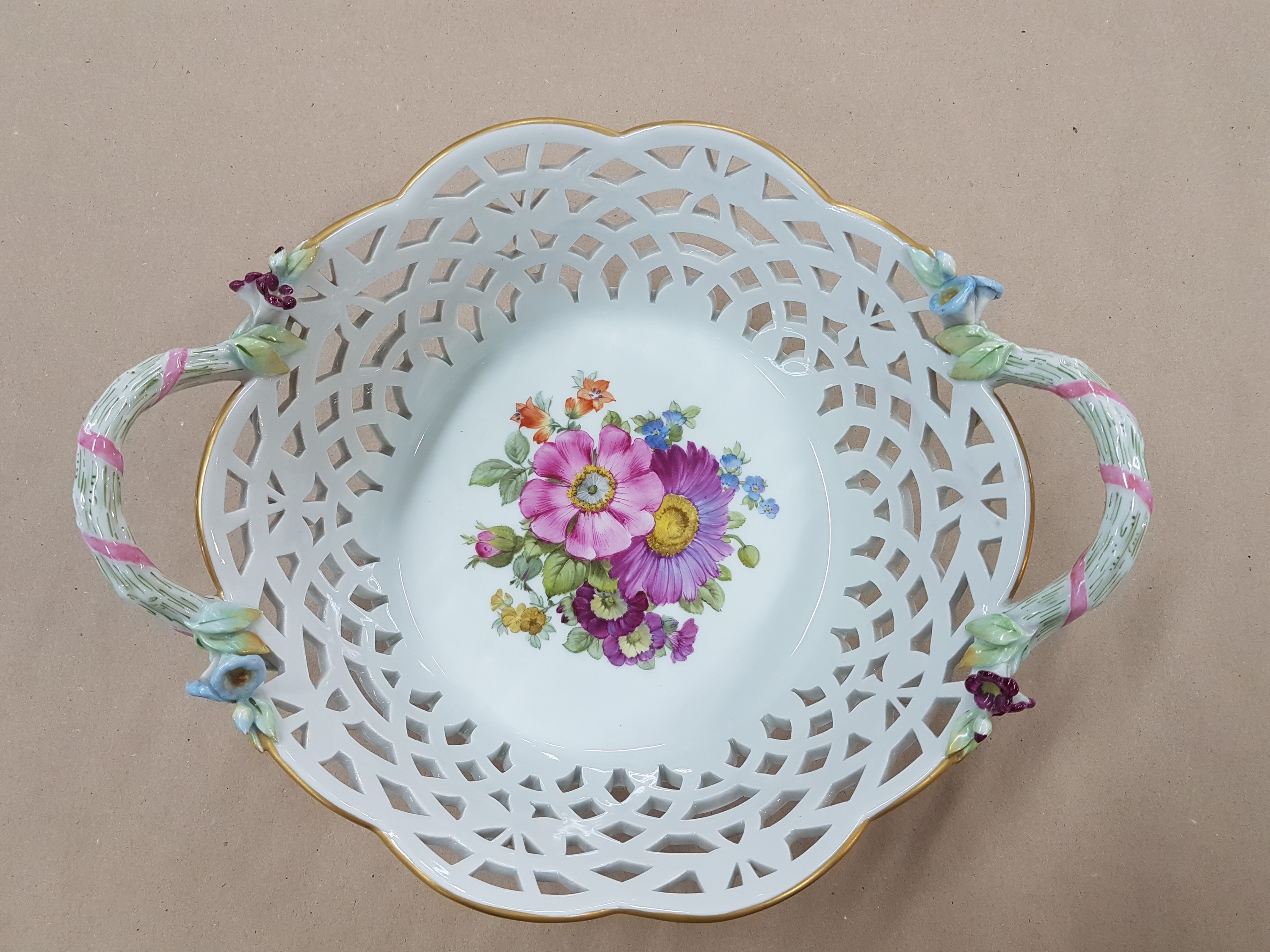 Detail b: Doppelhenkelschale/Korbschale, KPM, Berlin um 1924, Wandung in Durchbrucharbeit, Applizierte Blüten an den Asthenkeln, feine Blumenbukettmalerei im ...