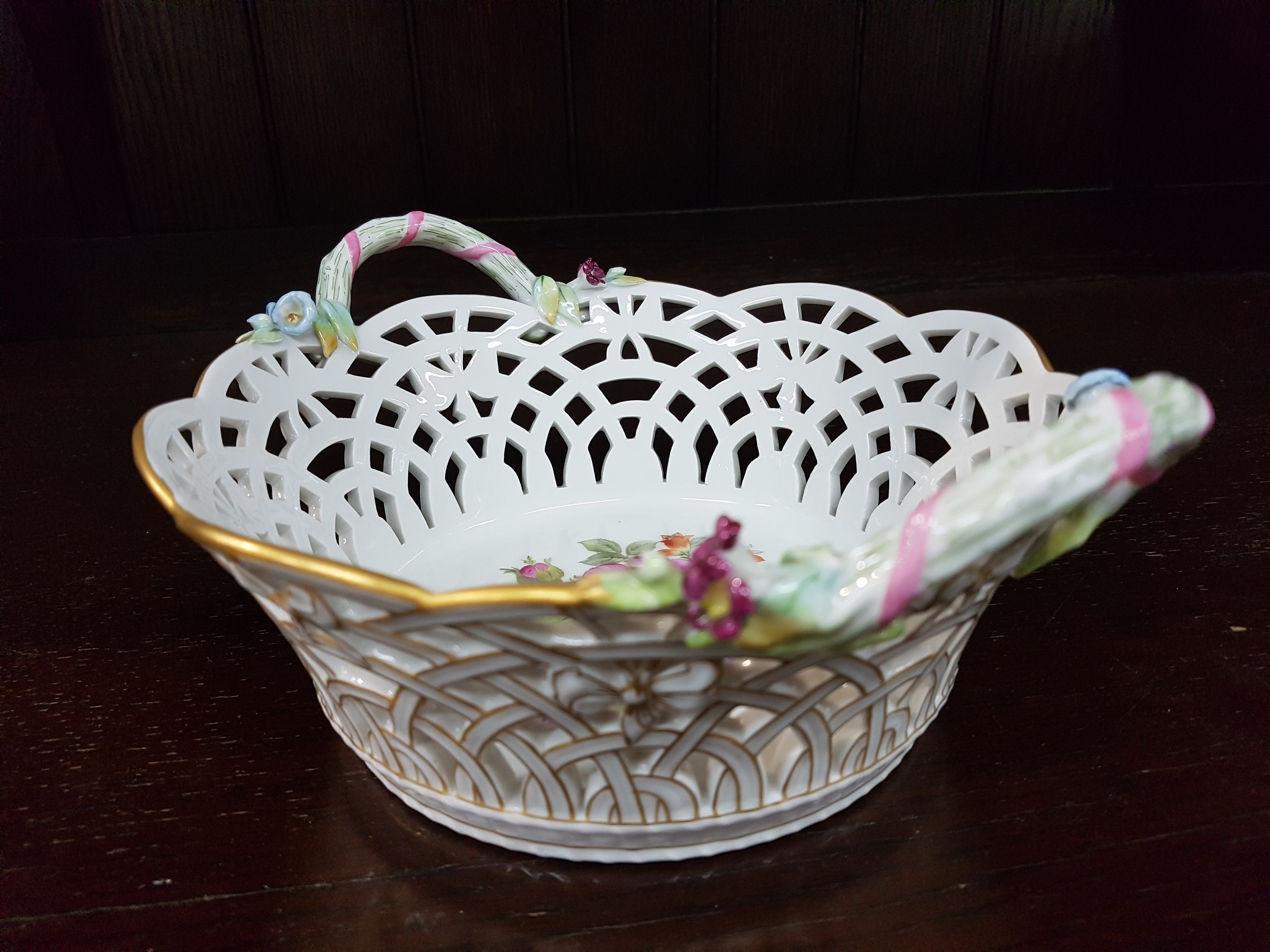 Detail d: Doppelhenkelschale/Korbschale, KPM, Berlin um 1924, Wandung in Durchbrucharbeit, Applizierte Blüten an den Asthenkeln, feine Blumenbukettmalerei im ...