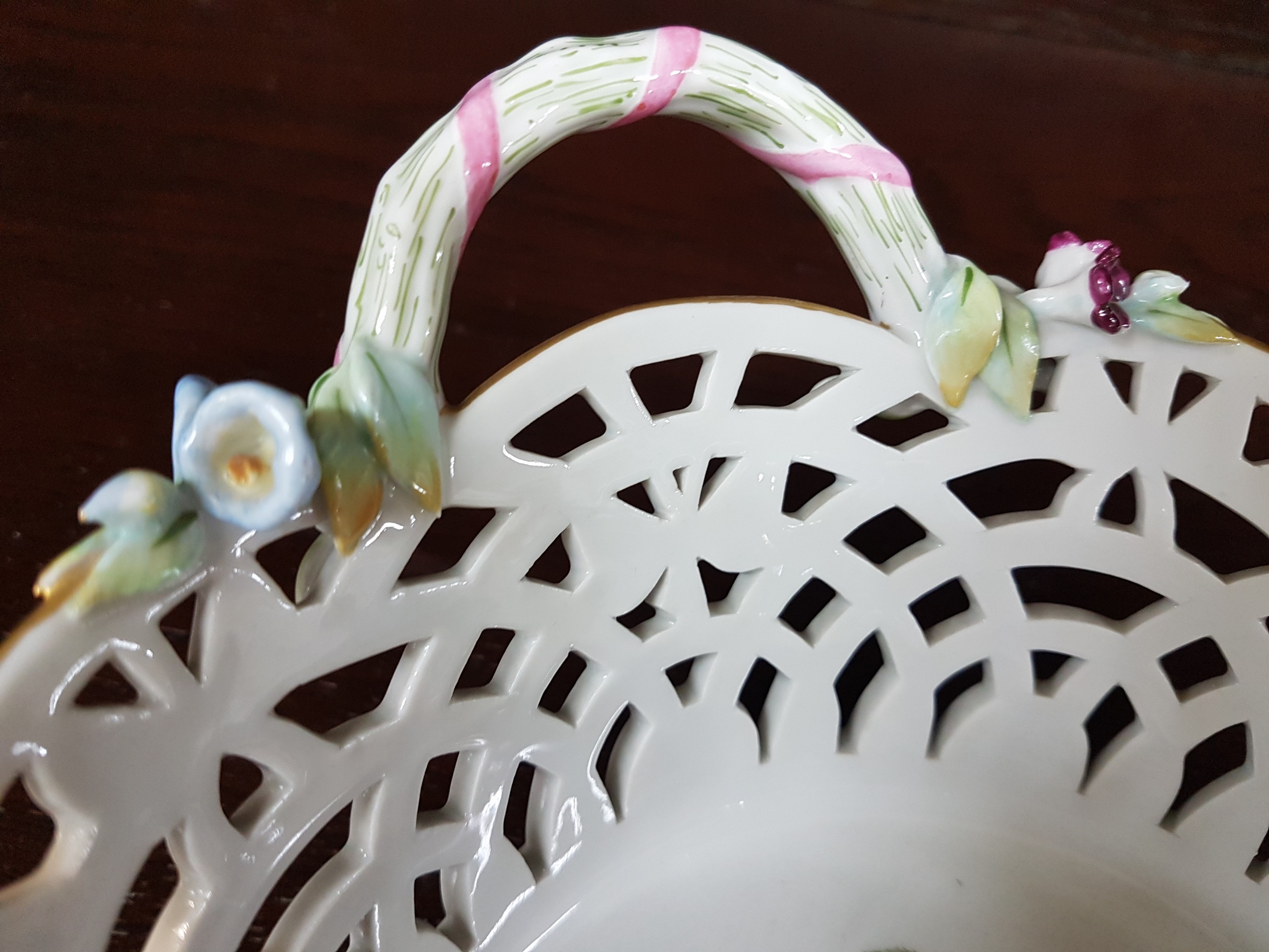 Detail e: Doppelhenkelschale/Korbschale, KPM, Berlin um 1924, Wandung in Durchbrucharbeit, Applizierte Blüten an den Asthenkeln, feine Blumenbukettmalerei im ...
