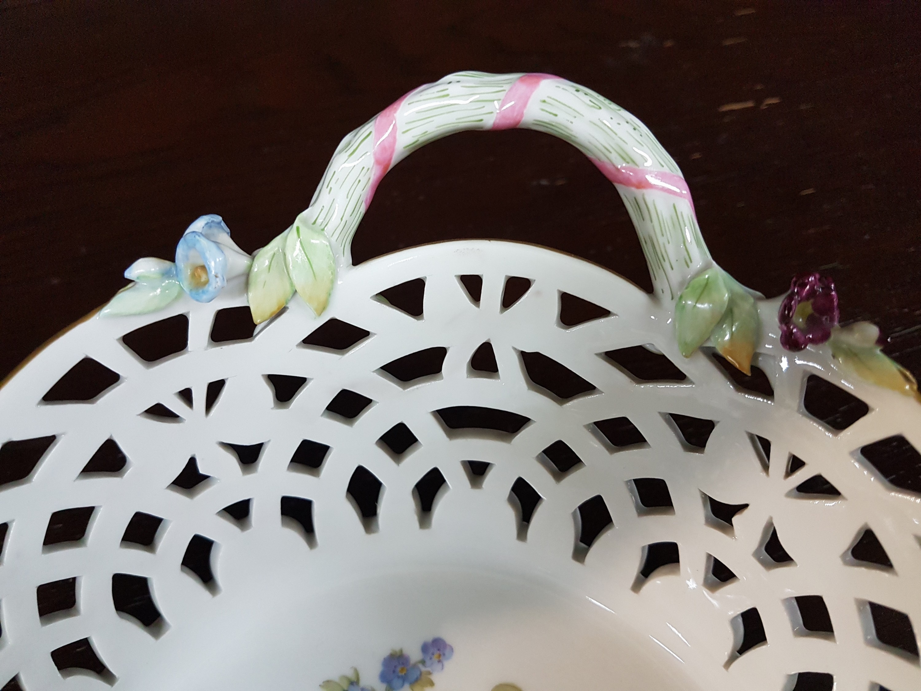 Detail f: Doppelhenkelschale/Korbschale, KPM, Berlin um 1924, Wandung in Durchbrucharbeit, Applizierte Blüten an den Asthenkeln, feine Blumenbukettmalerei im ...