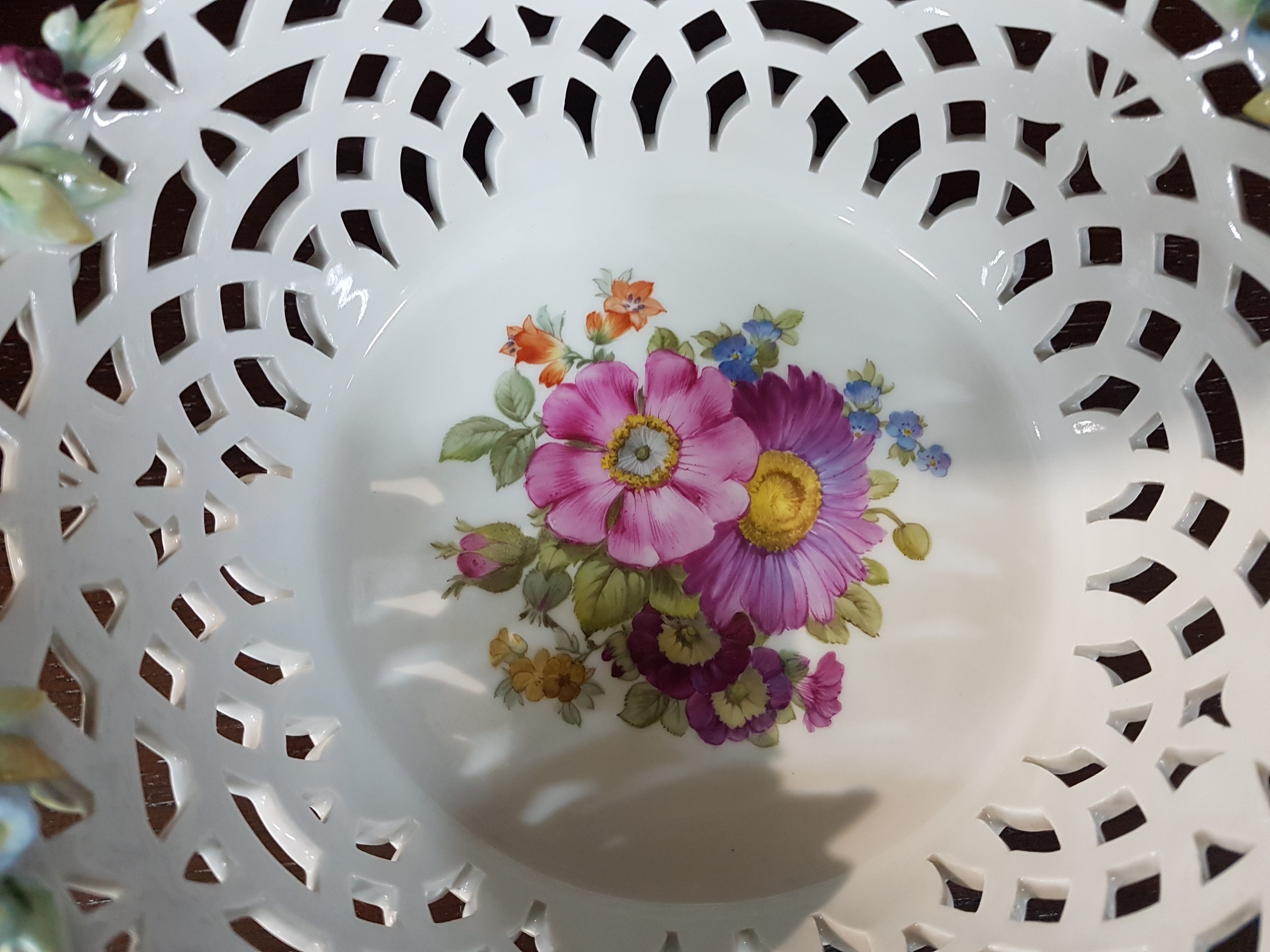 Detail h: Doppelhenkelschale/Korbschale, KPM, Berlin um 1924, Wandung in Durchbrucharbeit, Applizierte Blüten an den Asthenkeln, feine Blumenbukettmalerei im ...
