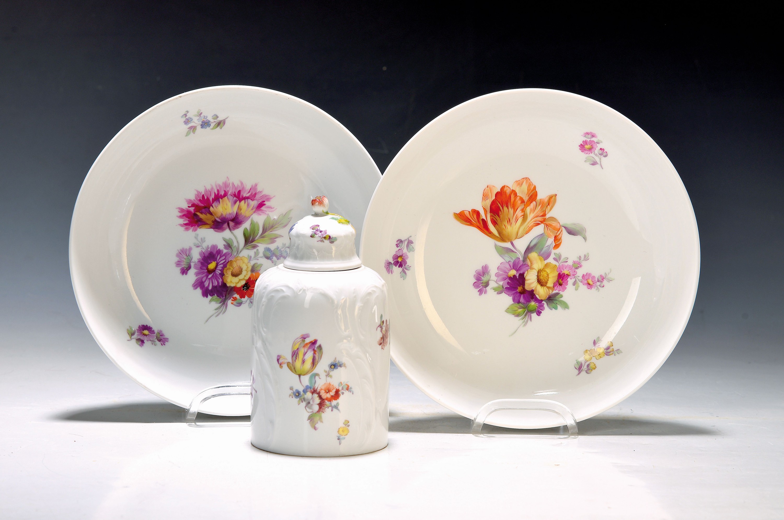 Zwei Wandteller und eine Teedose, KPM Berlin, um 1909 - 1925, Teller mit feiner Blumenbukettmalerei, D. ca. 19 cm, Teedose Reliefzierrat, mit ...