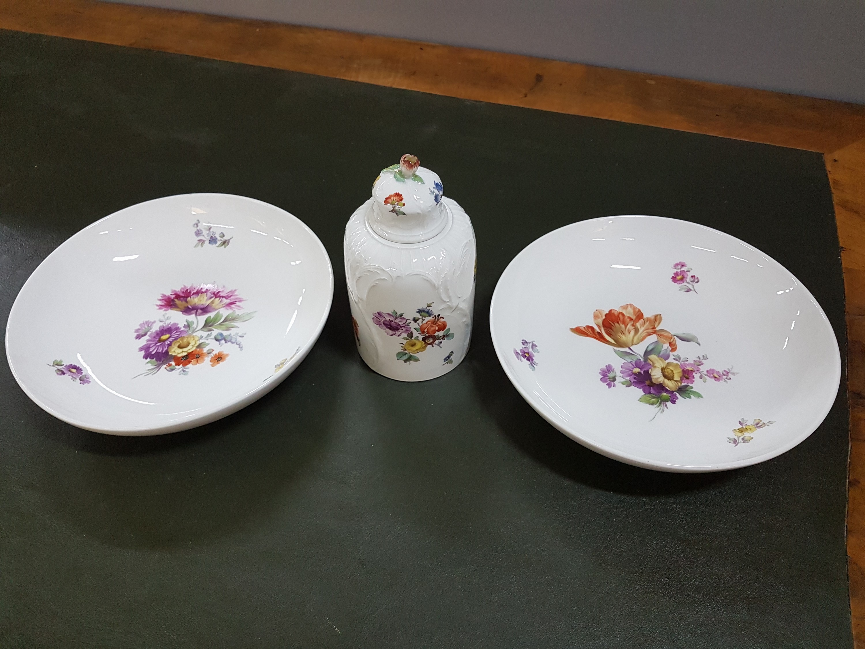 Detail a: Zwei Wandteller und eine Teedose, KPM Berlin, um 1909 - 1925, Teller mit feiner Blumenbukettmalerei, D. ca. 19 cm, Teedose Reliefzierrat, mit ...
