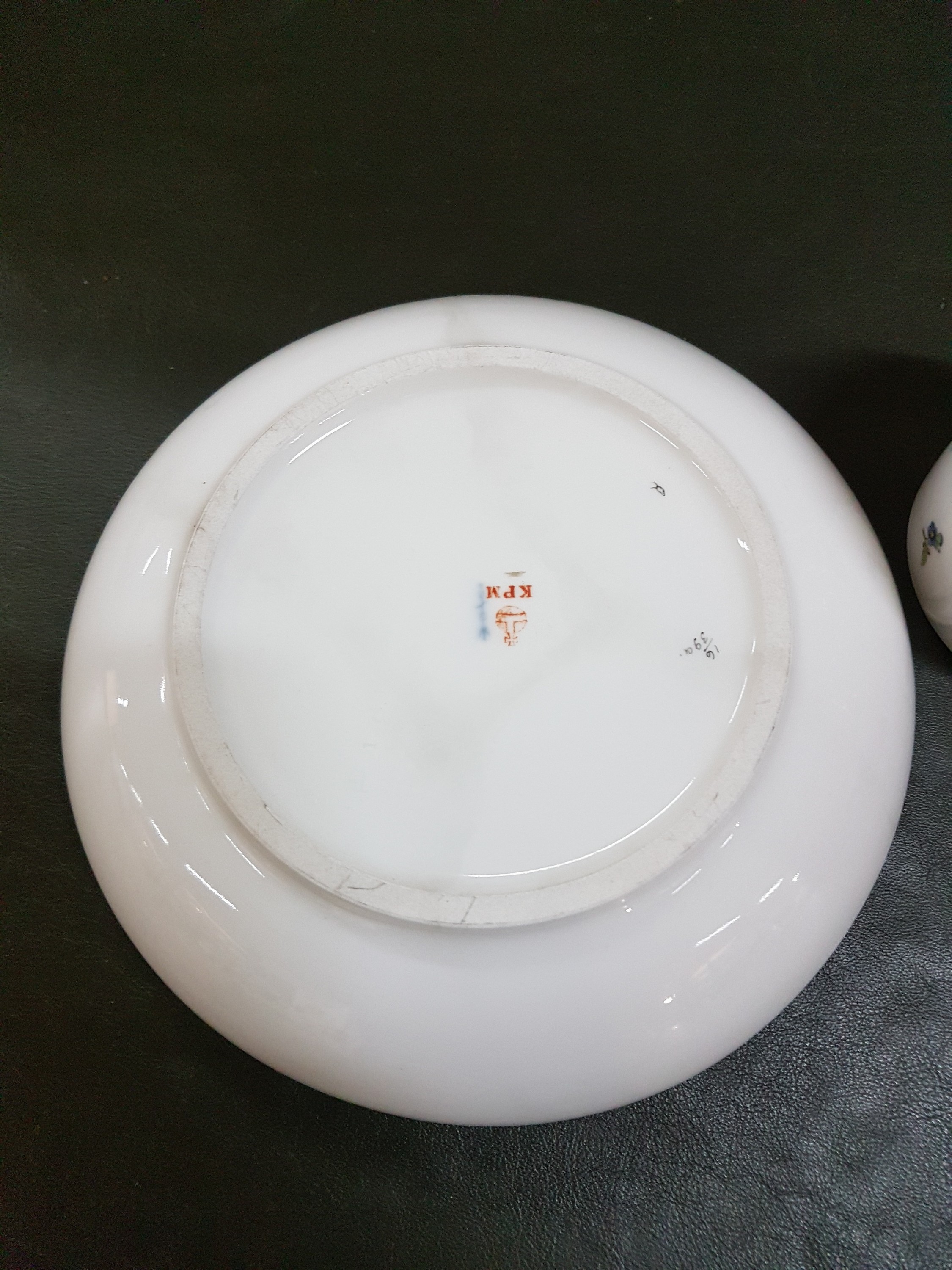 Detail d: Zwei Wandteller und eine Teedose, KPM Berlin, um 1909 - 1925, Teller mit feiner Blumenbukettmalerei, D. ca. 19 cm, Teedose Reliefzierrat, mit ...