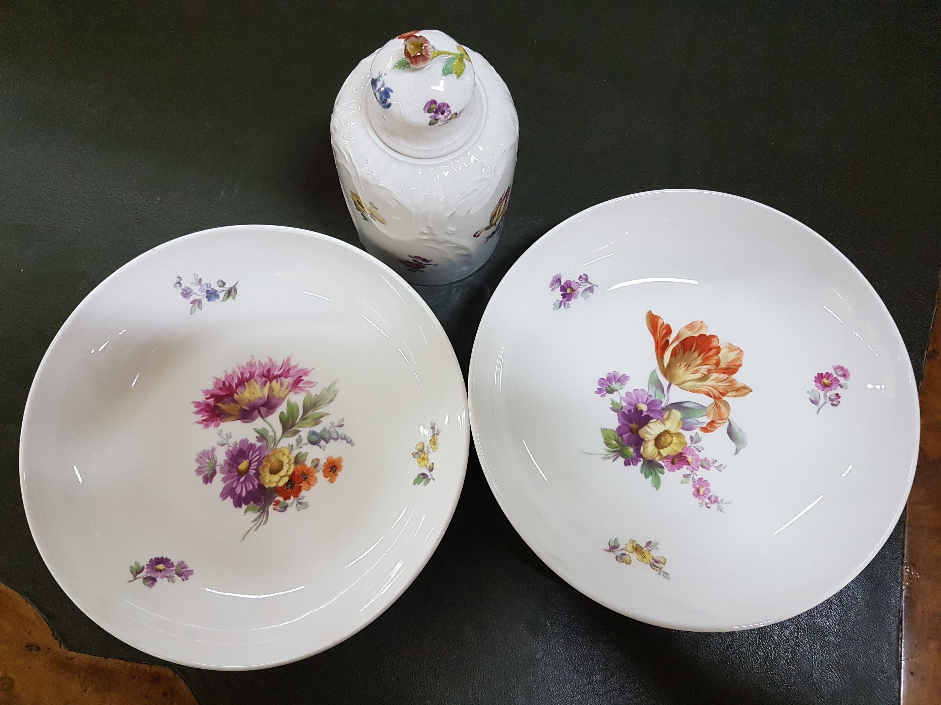 Detail f: Zwei Wandteller und eine Teedose, KPM Berlin, um 1909 - 1925, Teller mit feiner Blumenbukettmalerei, D. ca. 19 cm, Teedose Reliefzierrat, mit ...