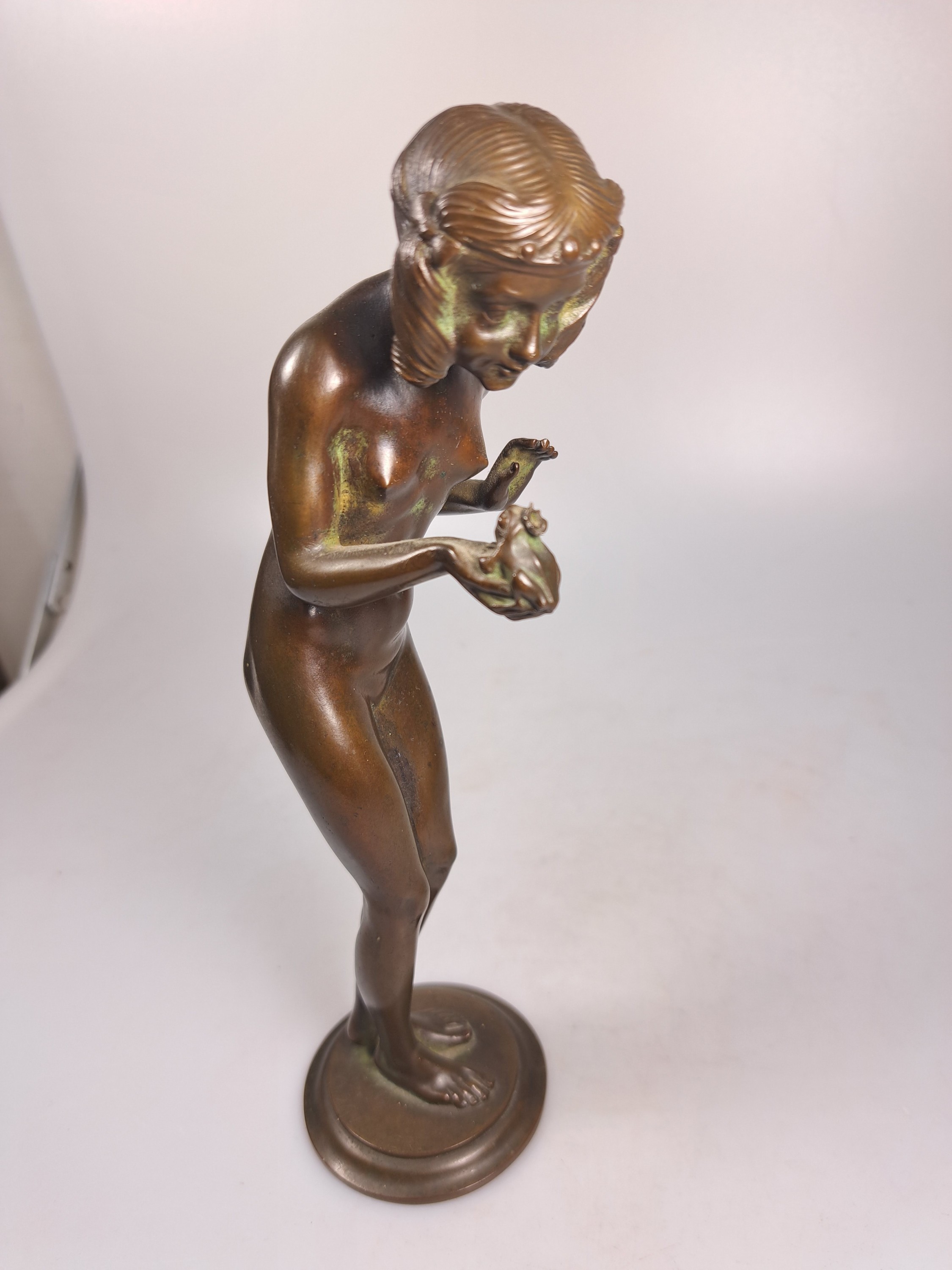 Detail b: Bronzefigur, Adolf Gustav Daumiller, 1976 - 1962, Froschkönig, am Sockel signiert, H. ca. 23 cm
