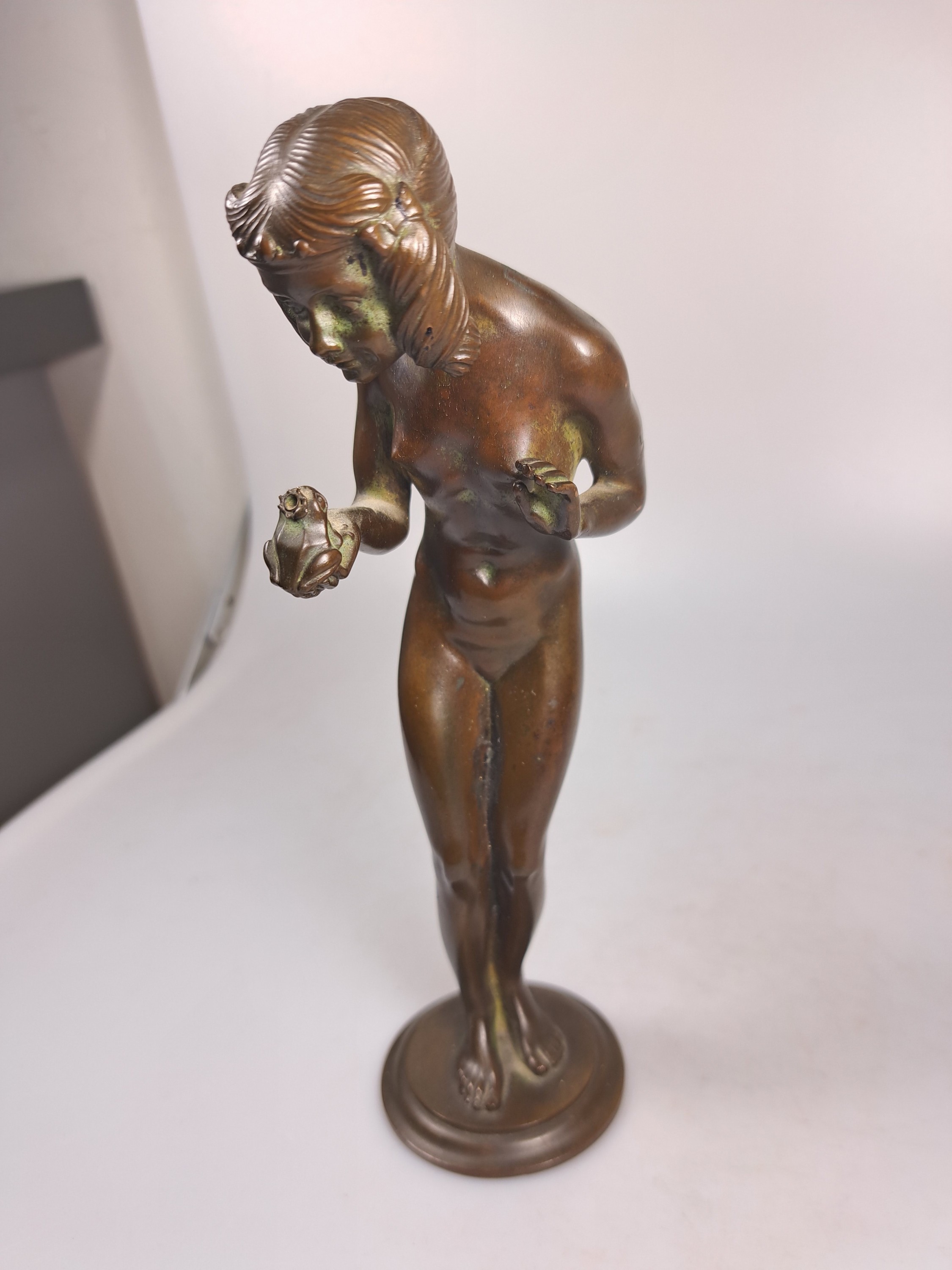 Detail c: Bronzefigur, Adolf Gustav Daumiller, 1976 - 1962, Froschkönig, am Sockel signiert, H. ca. 23 cm