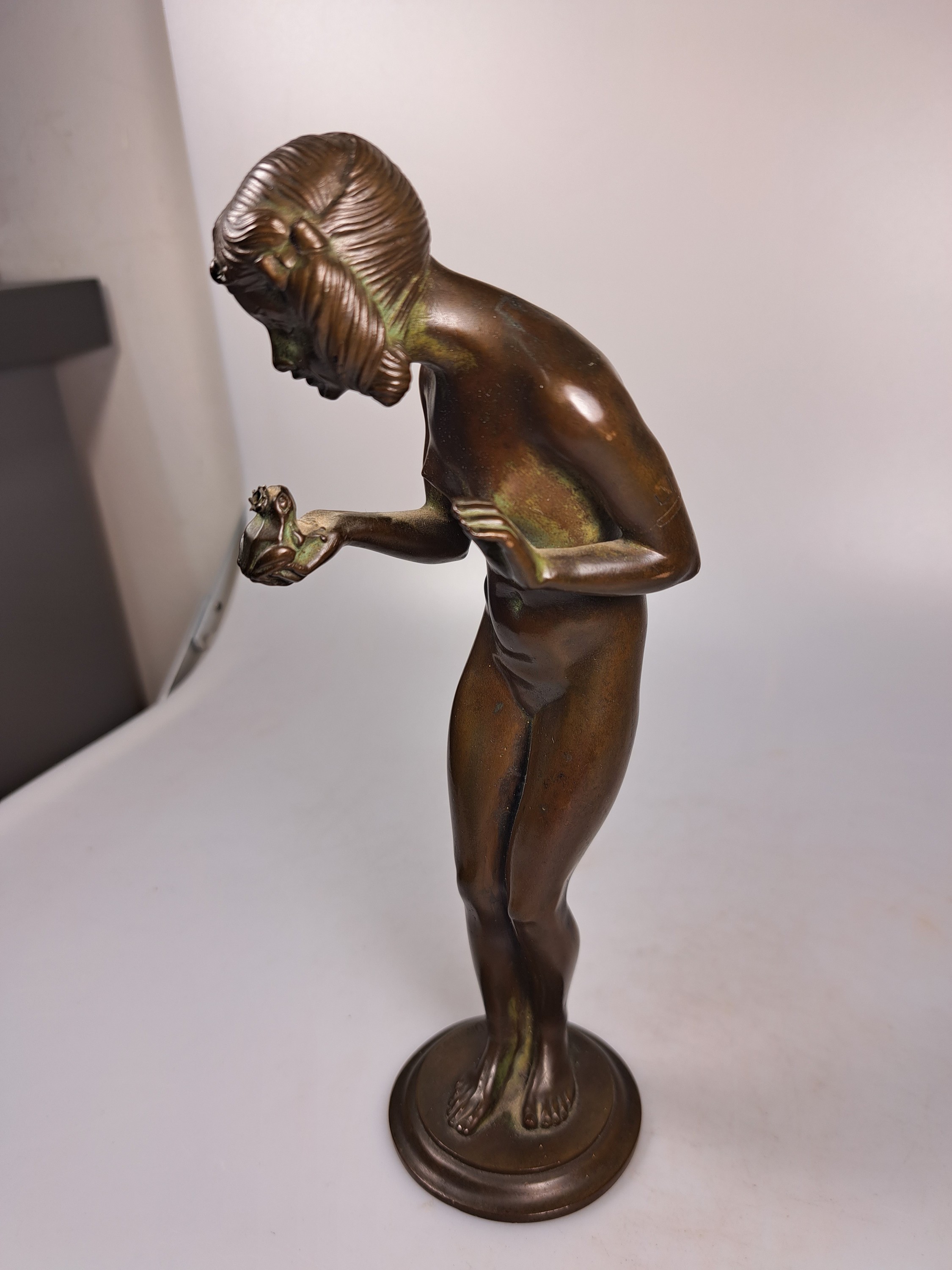 Detail d: Bronzefigur, Adolf Gustav Daumiller, 1976 - 1962, Froschkönig, am Sockel signiert, H. ca. 23 cm