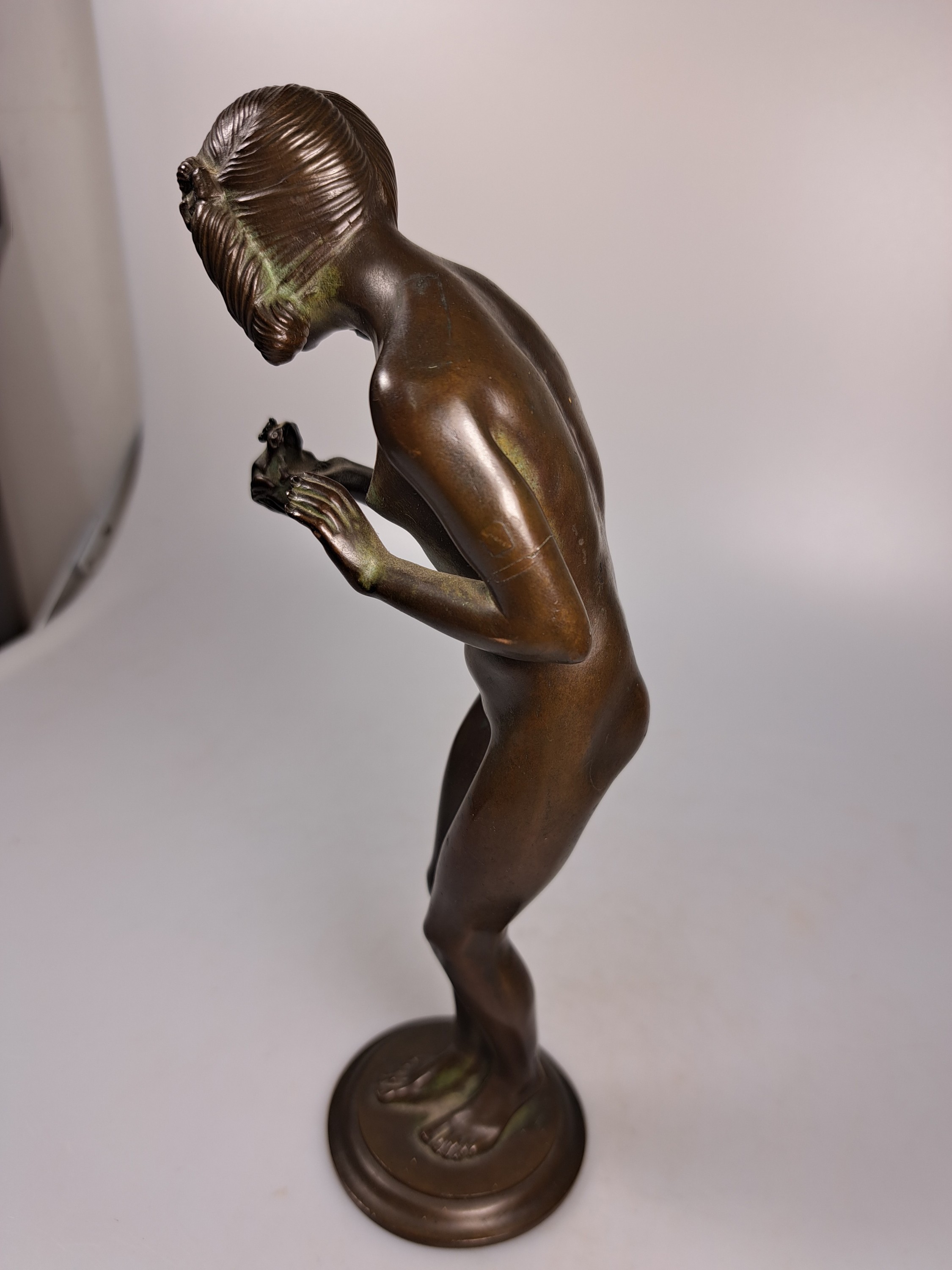 Detail e: Bronzefigur, Adolf Gustav Daumiller, 1976 - 1962, Froschkönig, am Sockel signiert, H. ca. 23 cm