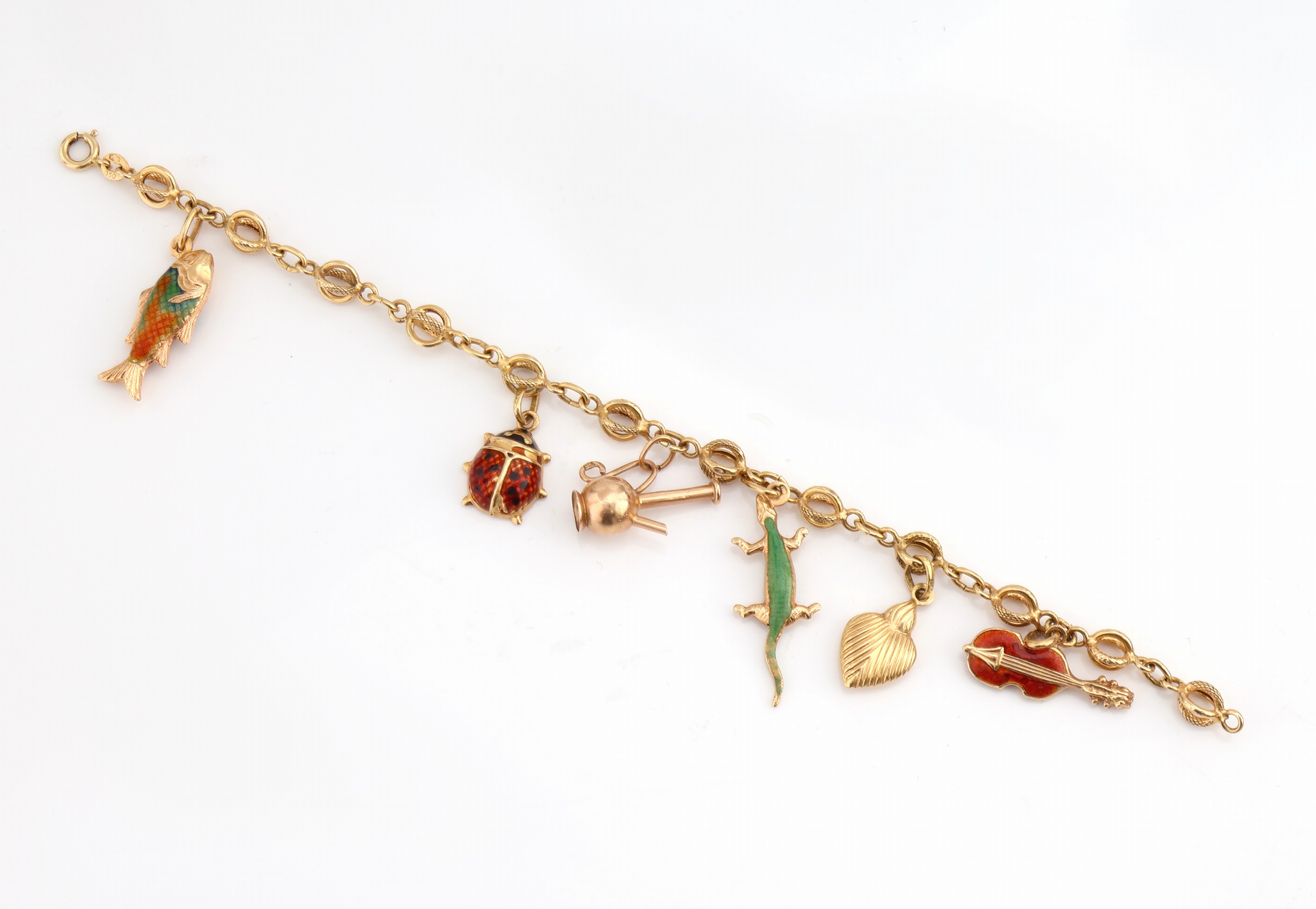 18 kt Gold Bettelarmband, GG 750/000, 6 Abhängungen (Marienkäfer, Kanne, Fisch, Herz, Echse, Geige) z.T. emailliert, ca. 14.7 g, L. ca. 18 cm