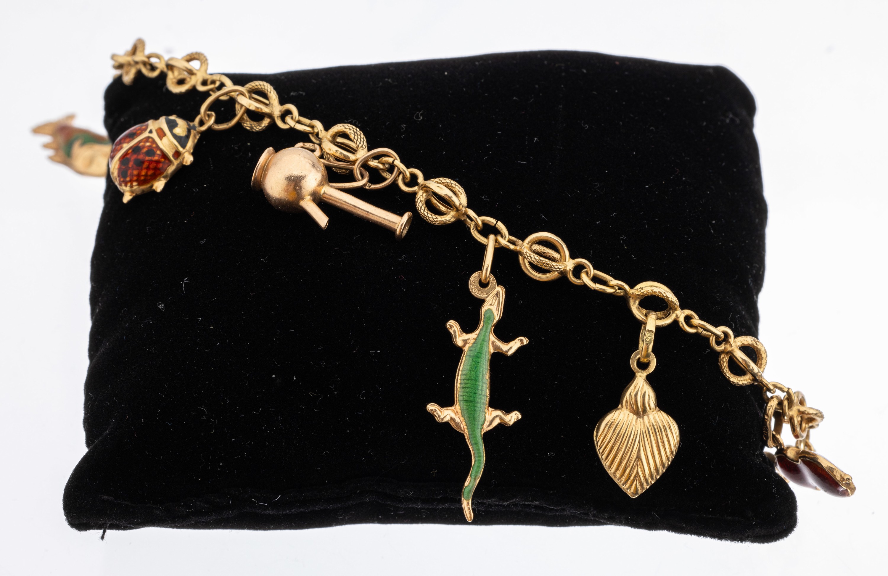Detail a: 18 kt Gold Bettelarmband, GG 750/000, 6 Abhängungen (Marienkäfer, Kanne, Fisch, Herz, Echse, Geige) z.T. emailliert, ca. 14.7 g, L. ca. 18 cm