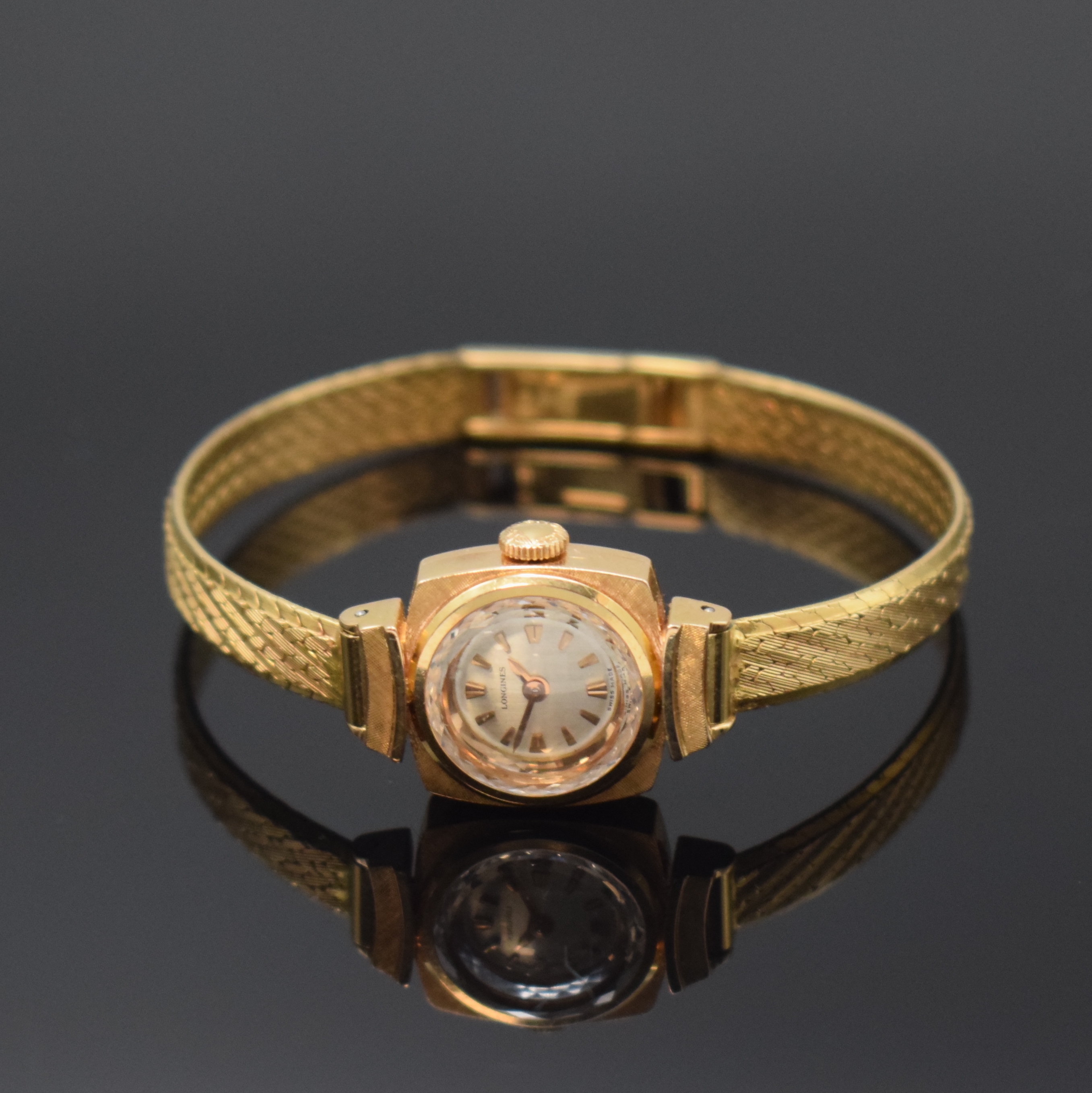 LONGINES feine Damenarmbanduhr in RG 750/000 an neutralem RG 750/000 Band, Handaufzug, Schweiz um 1962, Boden aufgedr., orig. Krone, silb. Zifferbl., ...