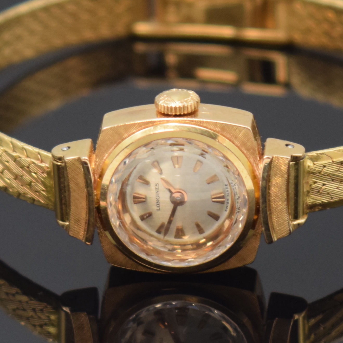 Detail a: LONGINES feine Damenarmbanduhr in RG 750/000 an neutralem RG 750/000 Band, Handaufzug, Schweiz um 1962, Boden aufgedr., orig. Krone, silb. Zifferbl., ...