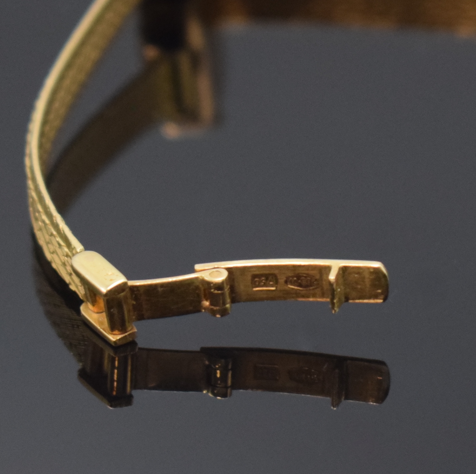 Detail b: LONGINES feine Damenarmbanduhr in RG 750/000 an neutralem RG 750/000 Band, Handaufzug, Schweiz um 1962, Boden aufgedr., orig. Krone, silb. Zifferbl., ...