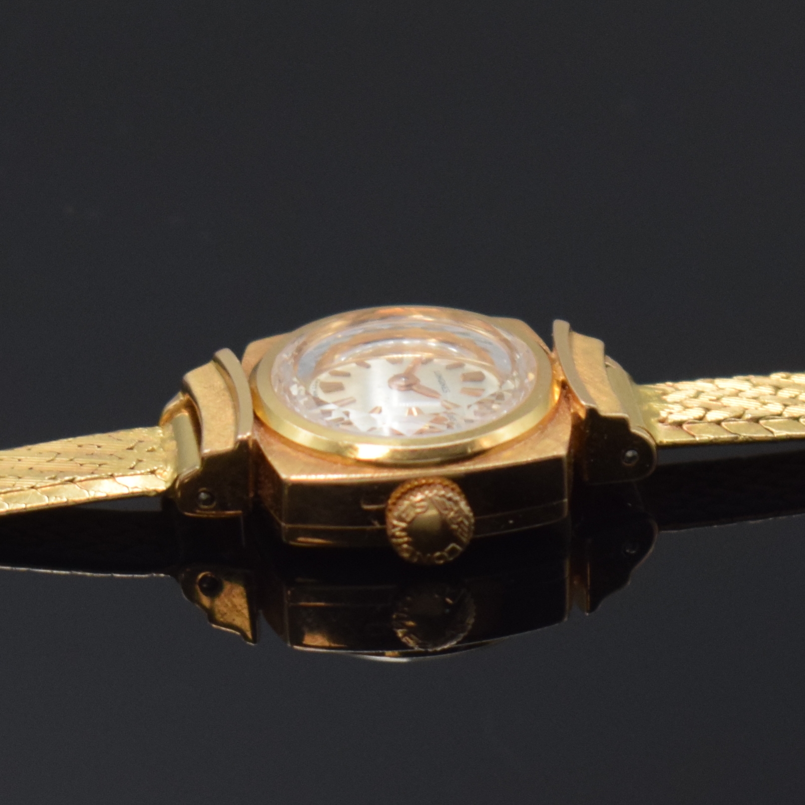 Detail c: LONGINES feine Damenarmbanduhr in RG 750/000 an neutralem RG 750/000 Band, Handaufzug, Schweiz um 1962, Boden aufgedr., orig. Krone, silb. Zifferbl., ...
