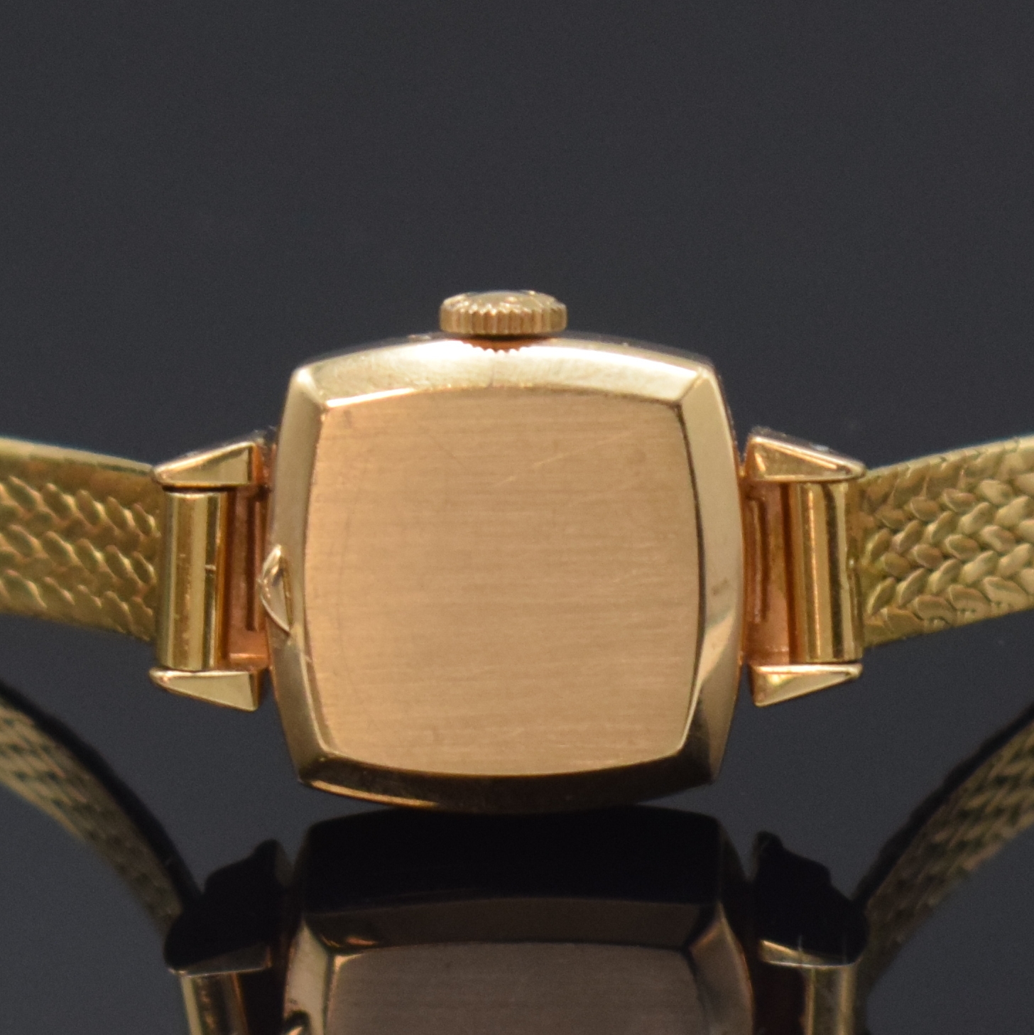 Detail d: LONGINES feine Damenarmbanduhr in RG 750/000 an neutralem RG 750/000 Band, Handaufzug, Schweiz um 1962, Boden aufgedr., orig. Krone, silb. Zifferbl., ...