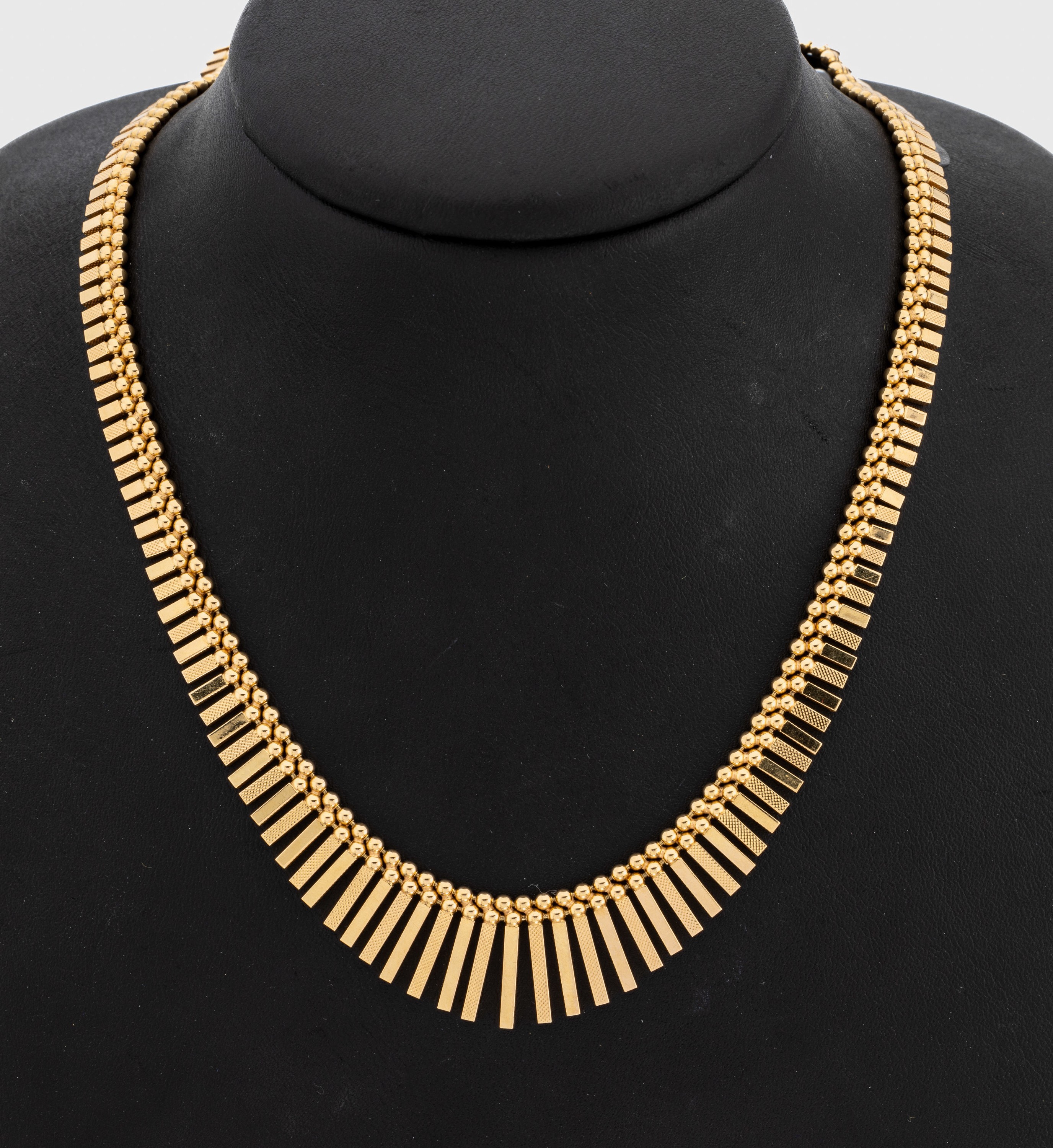 18 kt Gold Collier, GG 750/000, ca. 34.1 g,verlaufend, L. ca. 43 cm, Kastenschloss mit Sicherheitsacht
