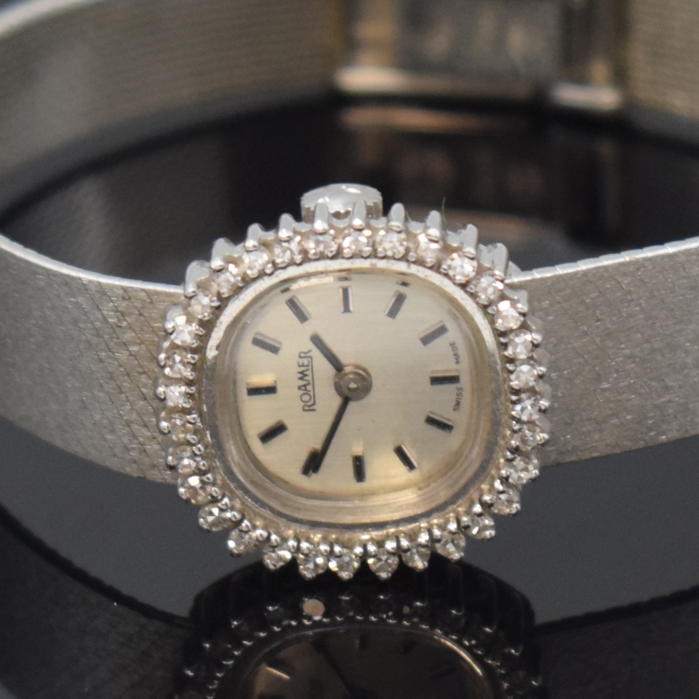 Detail a: ROAMER Damenarmbanduhr in WG 585/000 mit Diamantlünette, Handaufzug, Schweiz um 1970, Boden aufgedr., Milanaiseband, silb. Zifferbl. m. aufgel. ...