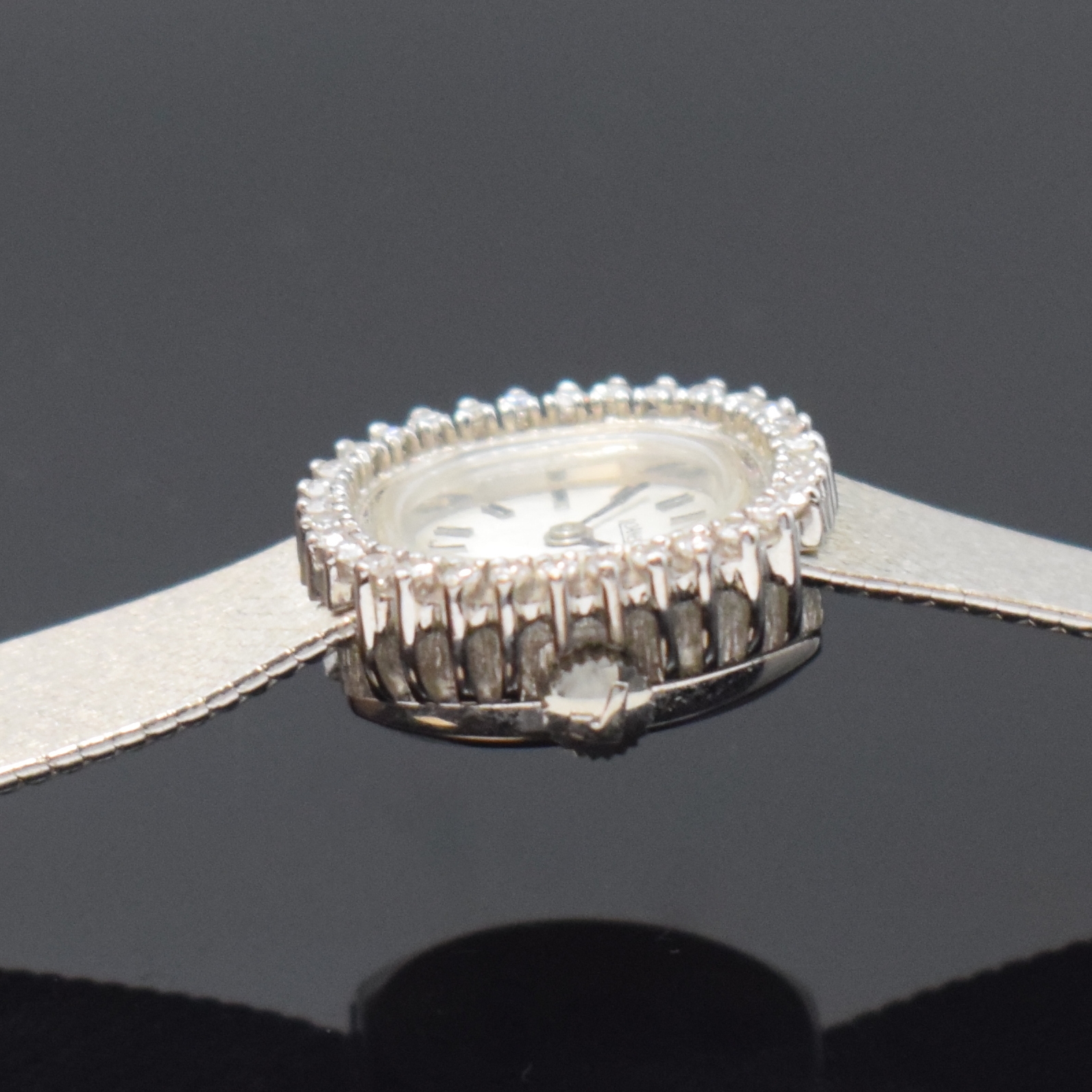 Detail c: ROAMER Damenarmbanduhr in WG 585/000 mit Diamantlünette, Handaufzug, Schweiz um 1970, Boden aufgedr., Milanaiseband, silb. Zifferbl. m. aufgel. ...