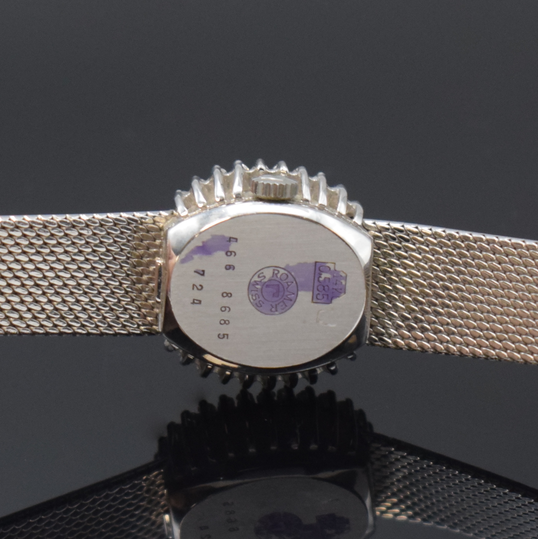 Detail d: ROAMER Damenarmbanduhr in WG 585/000 mit Diamantlünette, Handaufzug, Schweiz um 1970, Boden aufgedr., Milanaiseband, silb. Zifferbl. m. aufgel. ...