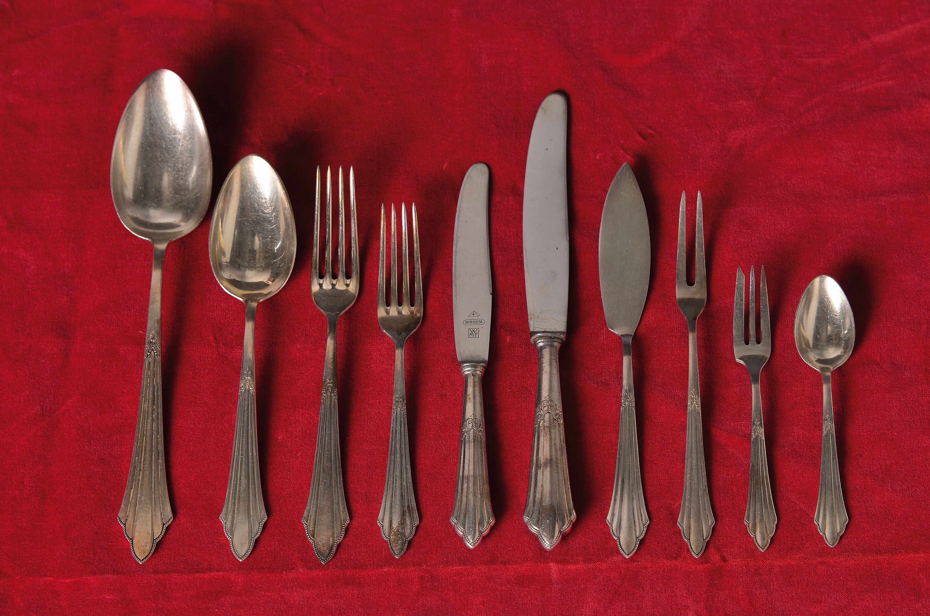 Besteck, WMF Fächerdekor, meist 90er Versilberung, 11 Suppenlöffel, 13 Menügabeln, 6 Fischgabeln, 6 Vorspeise- gabeln, 5 Fischmesser, 15 ...