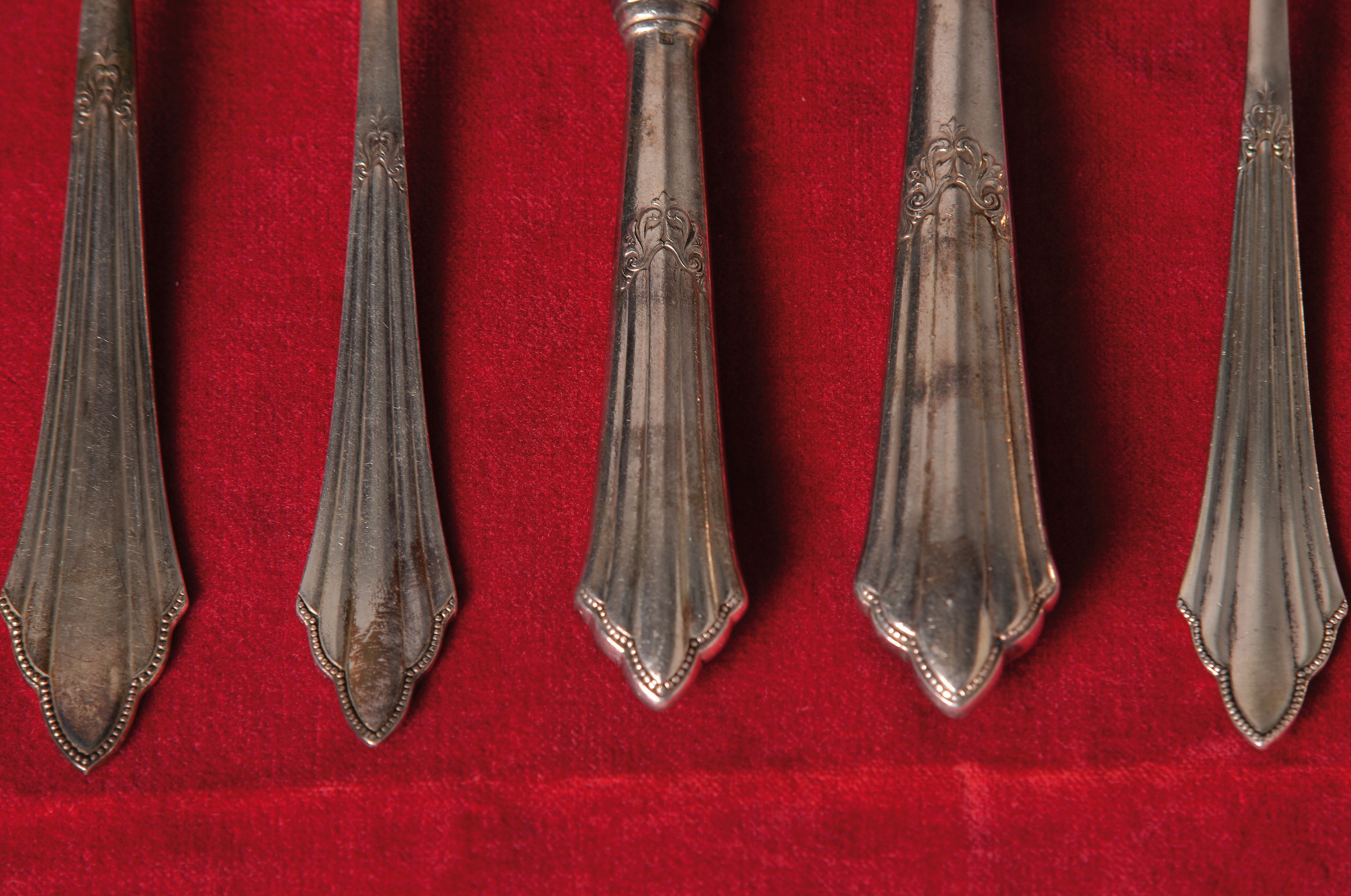 Detail a: Besteck, WMF Fächerdekor, meist 90er Versilberung, 11 Suppenlöffel, 13 Menügabeln, 6 Fischgabeln, 6 Vorspeise- gabeln, 5 Fischmesser, 15 ...