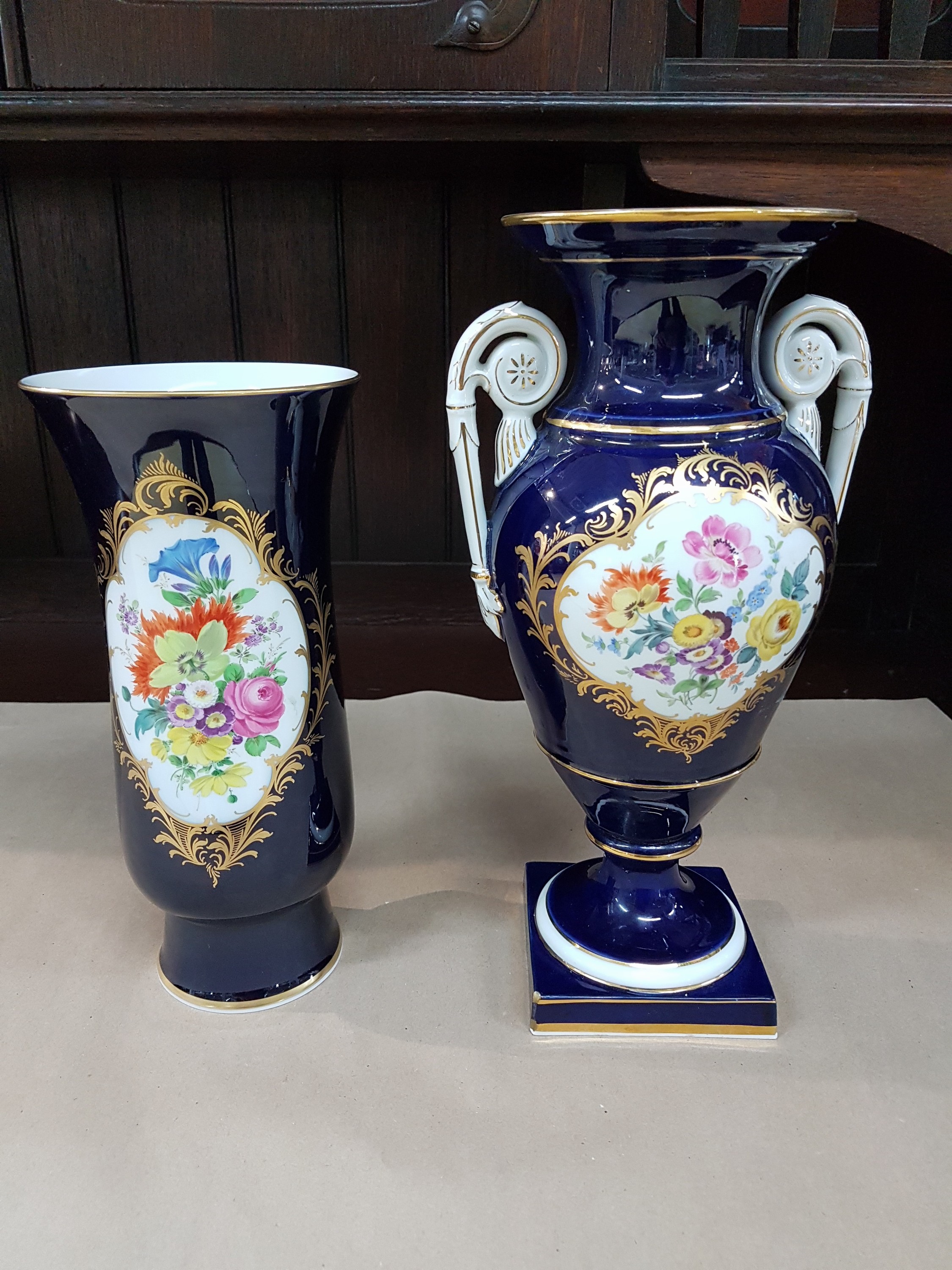 Detail a: Zwei Vasen, Meissen, 20. Jh., kobaltblau, a. Amphorenvase l. am Postament best., H. ca. 30 cm; b., Bechervase H. 25 cm, beide mit aufwendiger ...
