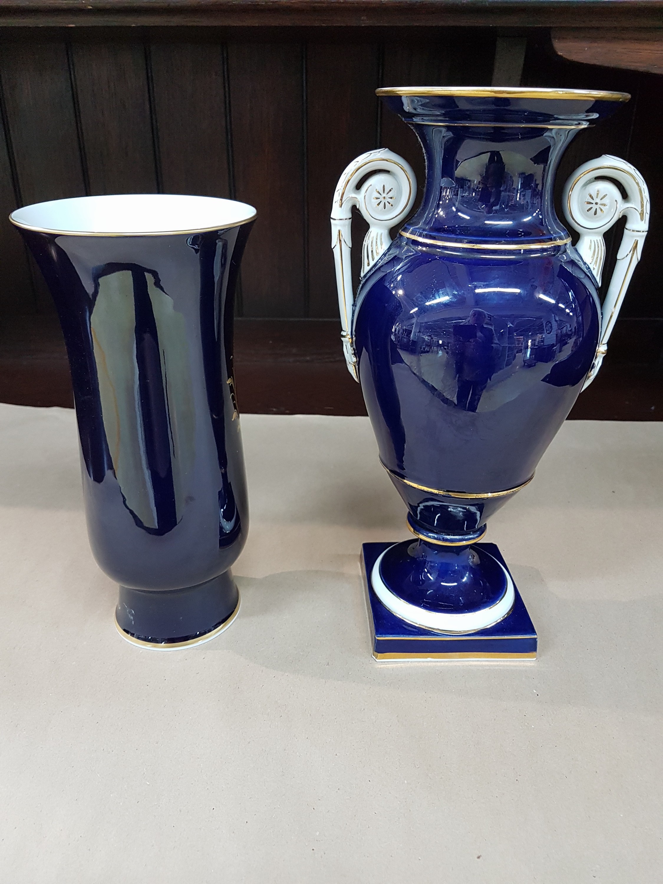 Detail c: Zwei Vasen, Meissen, 20. Jh., kobaltblau, a. Amphorenvase l. am Postament best., H. ca. 30 cm; b., Bechervase H. 25 cm, beide mit aufwendiger ...