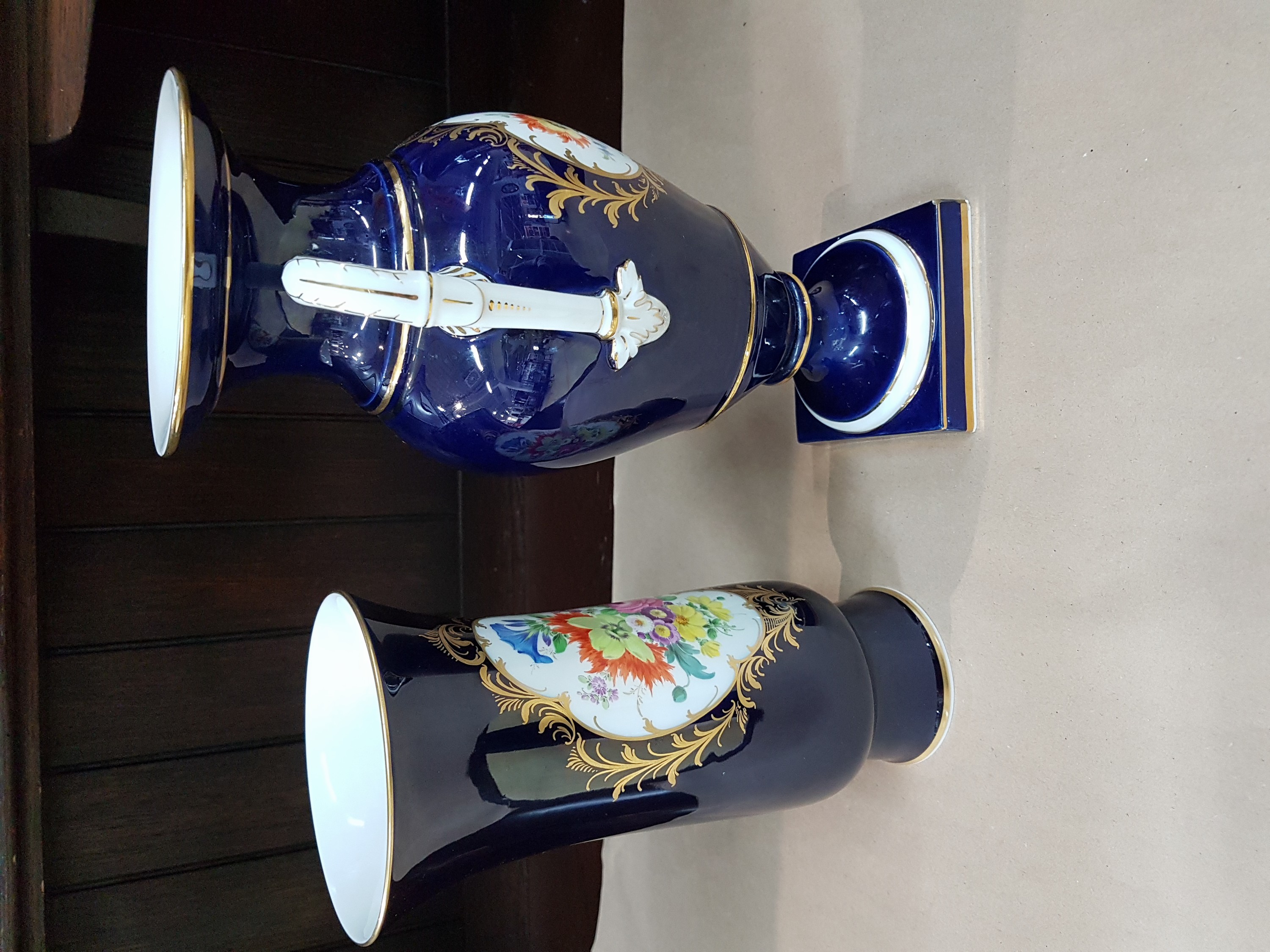 Detail d: Zwei Vasen, Meissen, 20. Jh., kobaltblau, a. Amphorenvase l. am Postament best., H. ca. 30 cm; b., Bechervase H. 25 cm, beide mit aufwendiger ...