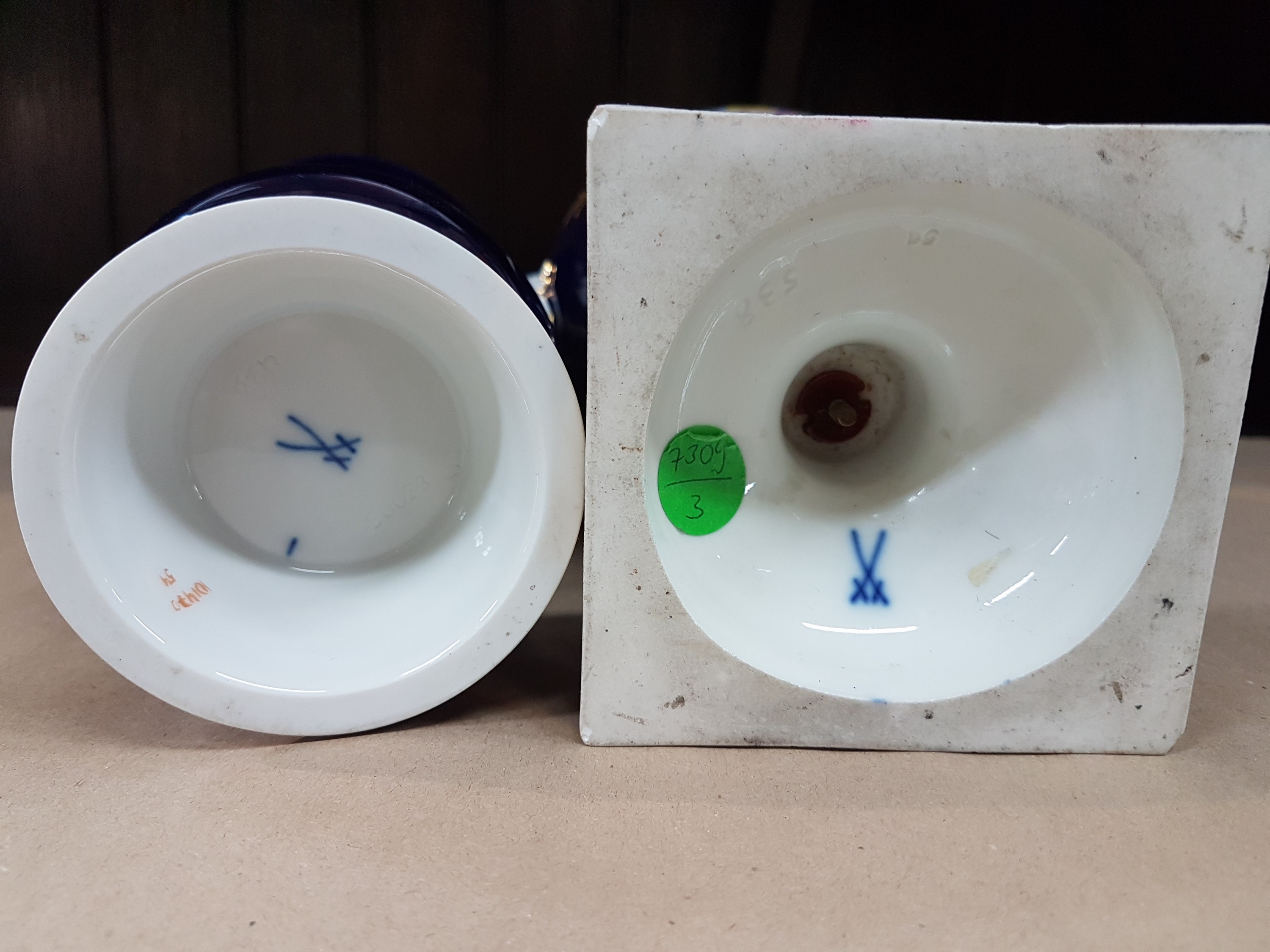Detail f: Zwei Vasen, Meissen, 20. Jh., kobaltblau, a. Amphorenvase l. am Postament best., H. ca. 30 cm; b., Bechervase H. 25 cm, beide mit aufwendiger ...