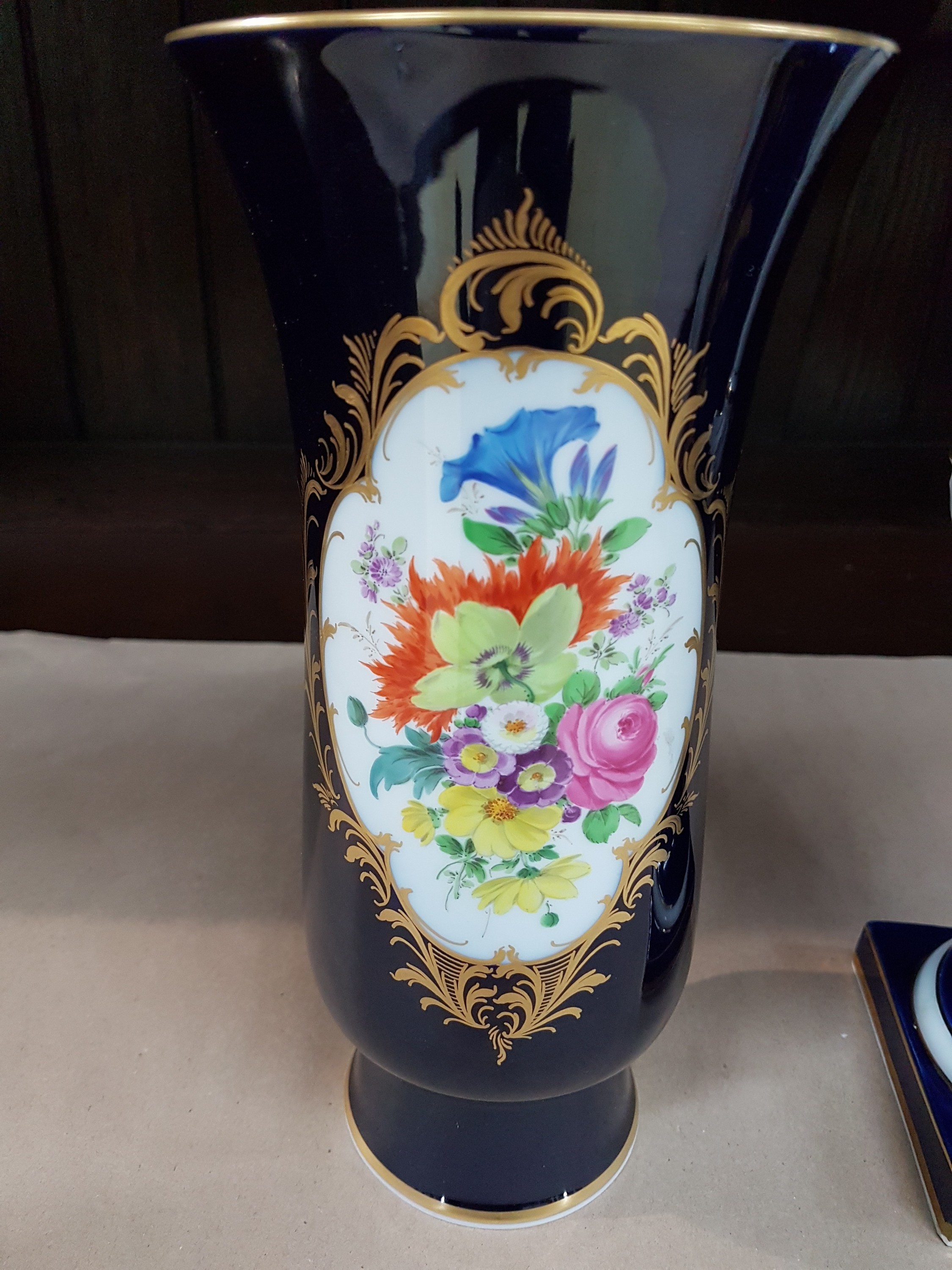 Detail h: Zwei Vasen, Meissen, 20. Jh., kobaltblau, a. Amphorenvase l. am Postament best., H. ca. 30 cm; b., Bechervase H. 25 cm, beide mit aufwendiger ...
