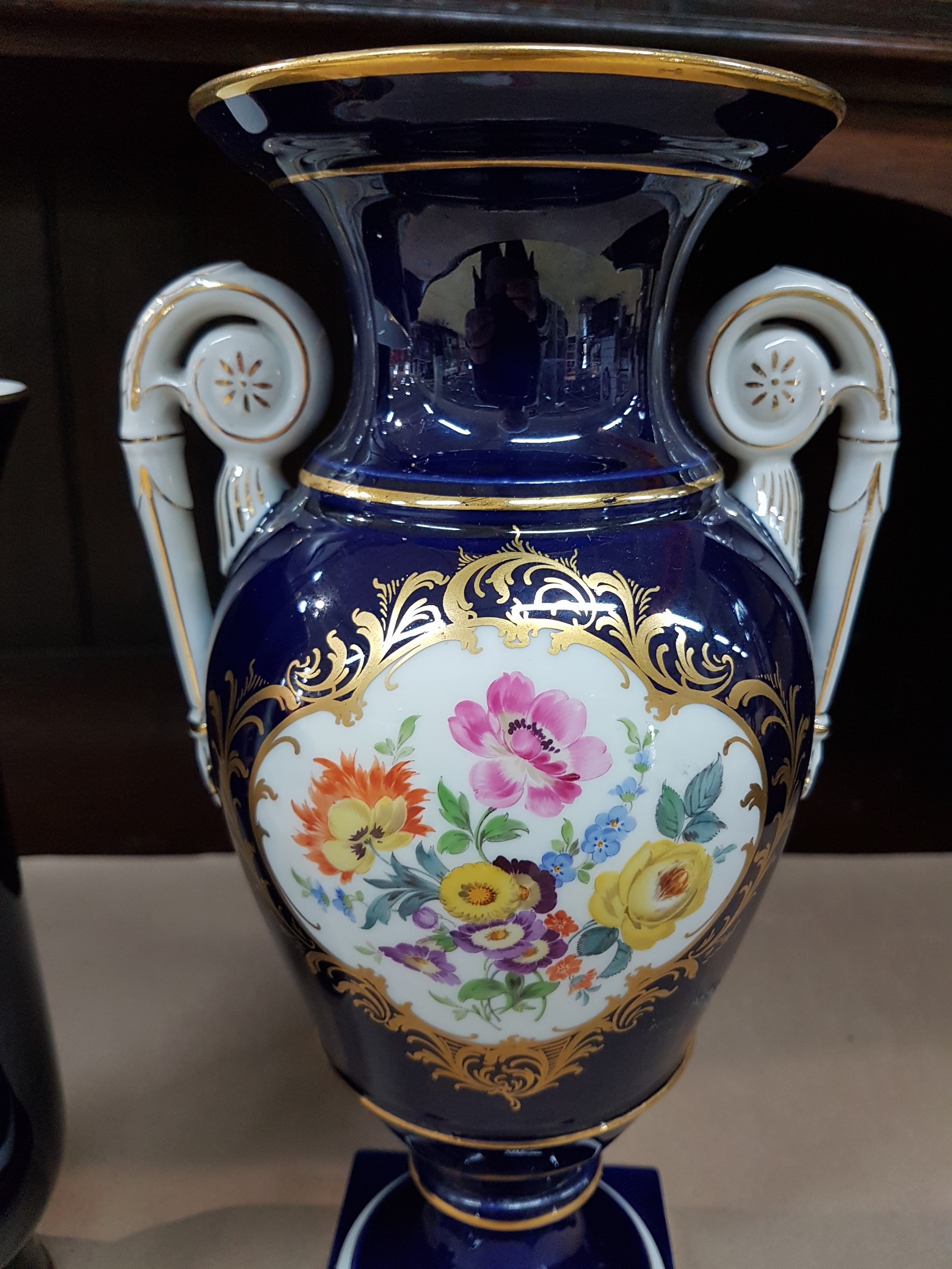 Detail i: Zwei Vasen, Meissen, 20. Jh., kobaltblau, a. Amphorenvase l. am Postament best., H. ca. 30 cm; b., Bechervase H. 25 cm, beide mit aufwendiger ...