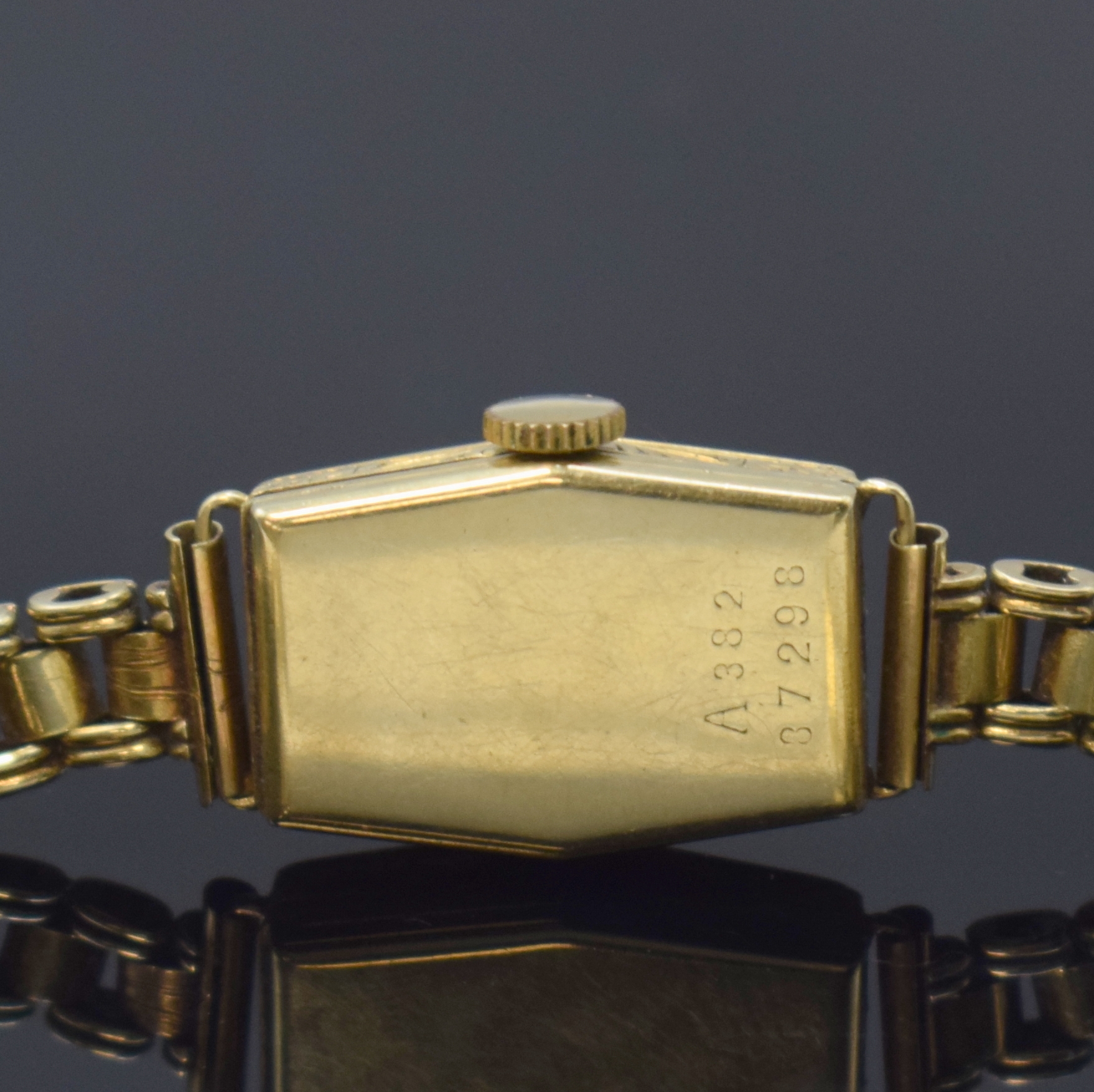 Detail d: WEMPE Damenarmbanduhr in GG 585/000, Schweiz um 1930, Handaufzug, Scharniergeh. m. Drahtanstößen, Armband m. Kastenschl., Sicherheitsacht und ...