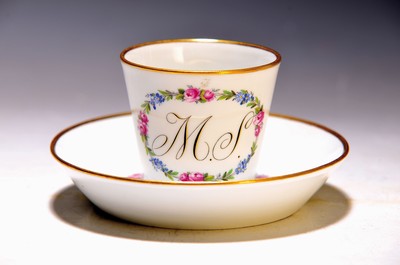 Image 26863418 - Monogrammtasse mit Untertasse, Meissen, um 1810/20, im Blumenkranz Monogramm M.S. schwarz ...