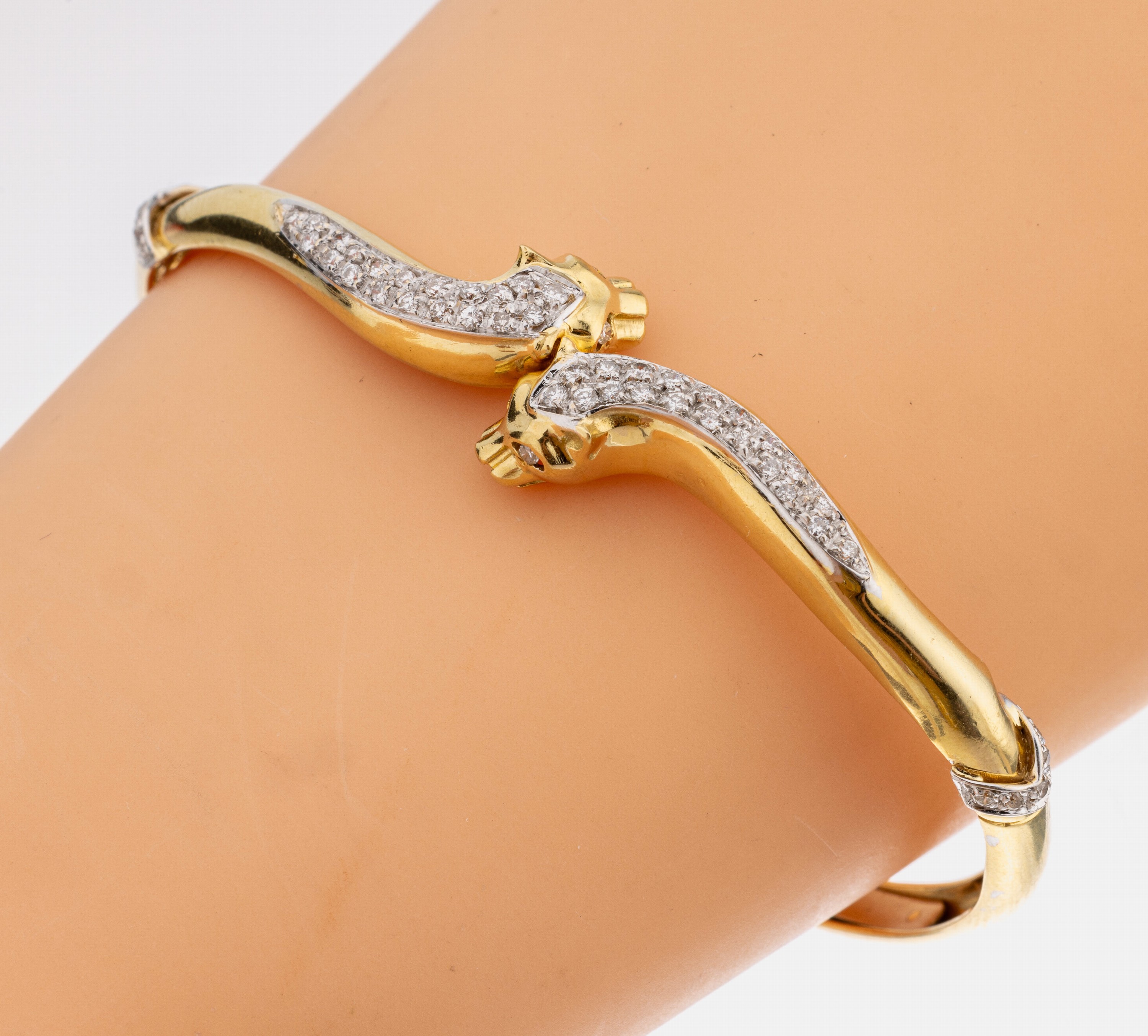 18 kt Gold Brillant-Armspange, GG 750/000, 2 gegenläufige Raubkatzenköpfe, 50 Brillanten zus. ca. 0.50 ct Weiß/p, Klappscharnier, D. ca. 5.8 x 4 ...