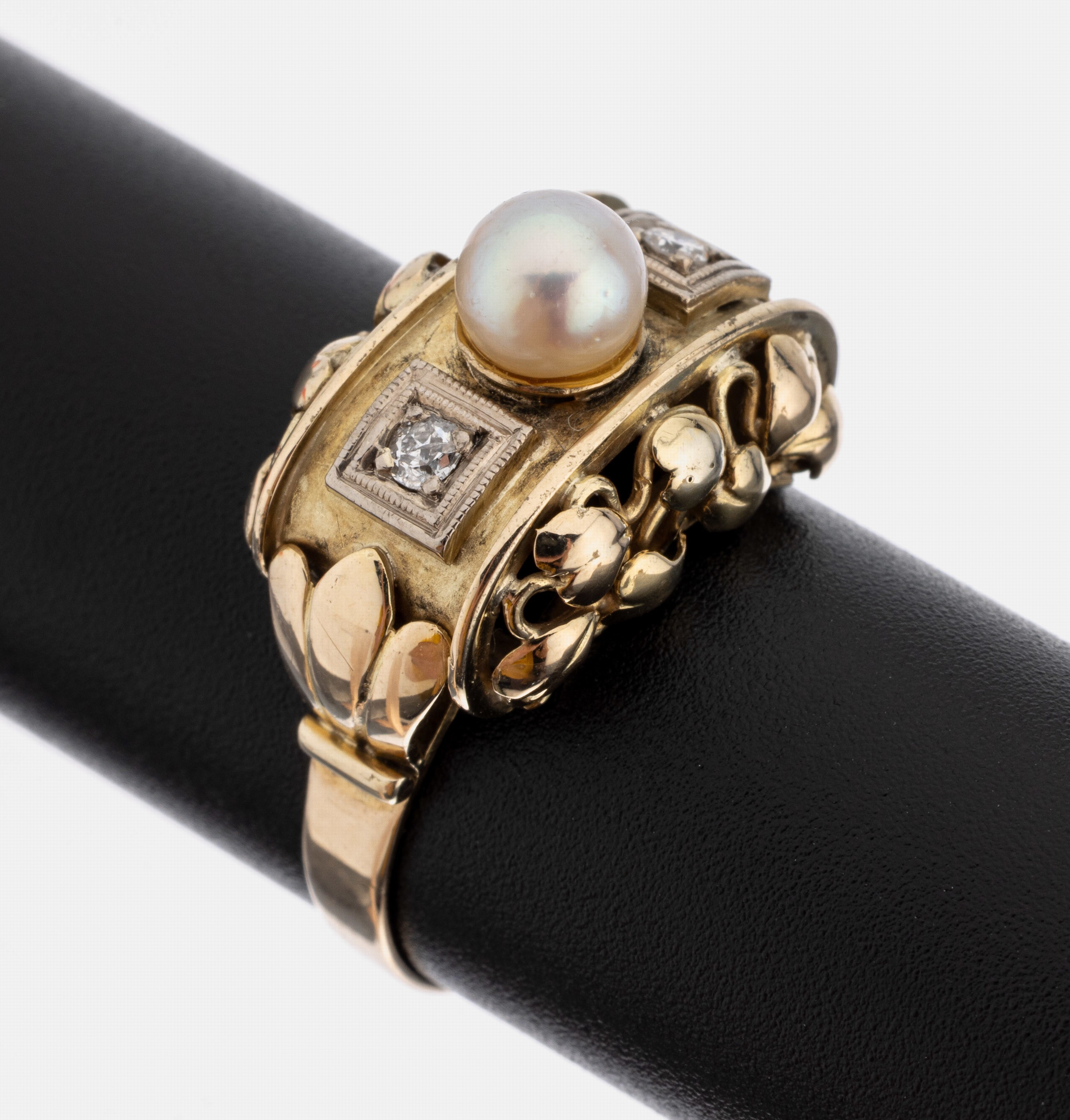 14 kt Gold Perl-Diamant-Ring, 1950er Jahre, GG 585/000, geschwungener Ringkopf, mittig Akoyazuchtperle, D. ca. 5.3 mm, 1 Brillant und1 ...