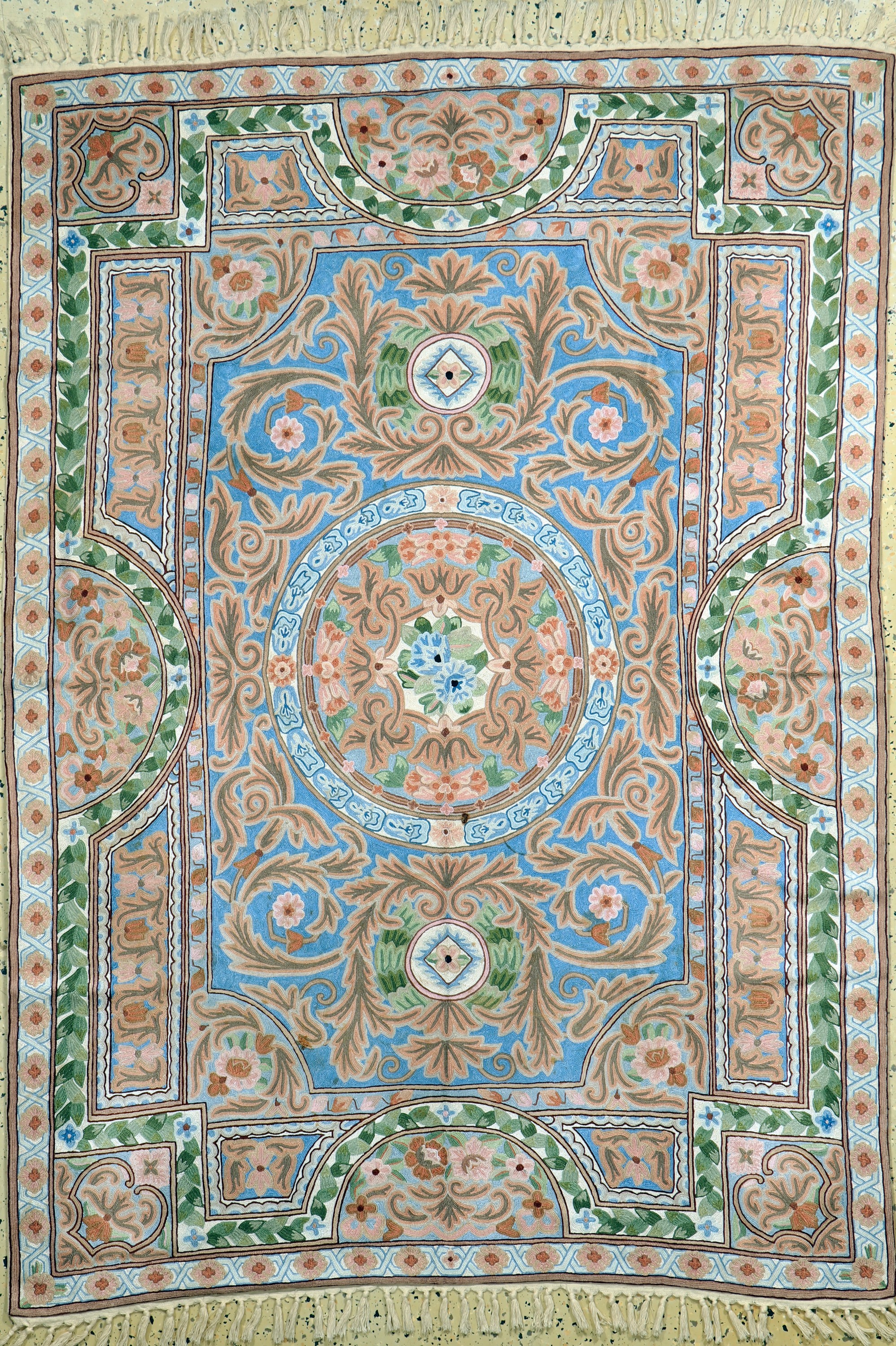 Baumwollstickerei, Indien, Ende 20.Jhd, merzerisierte Baumwolle, ca. 175 x 120 cm, EHZ: 1 (kleiner Brandfleck).