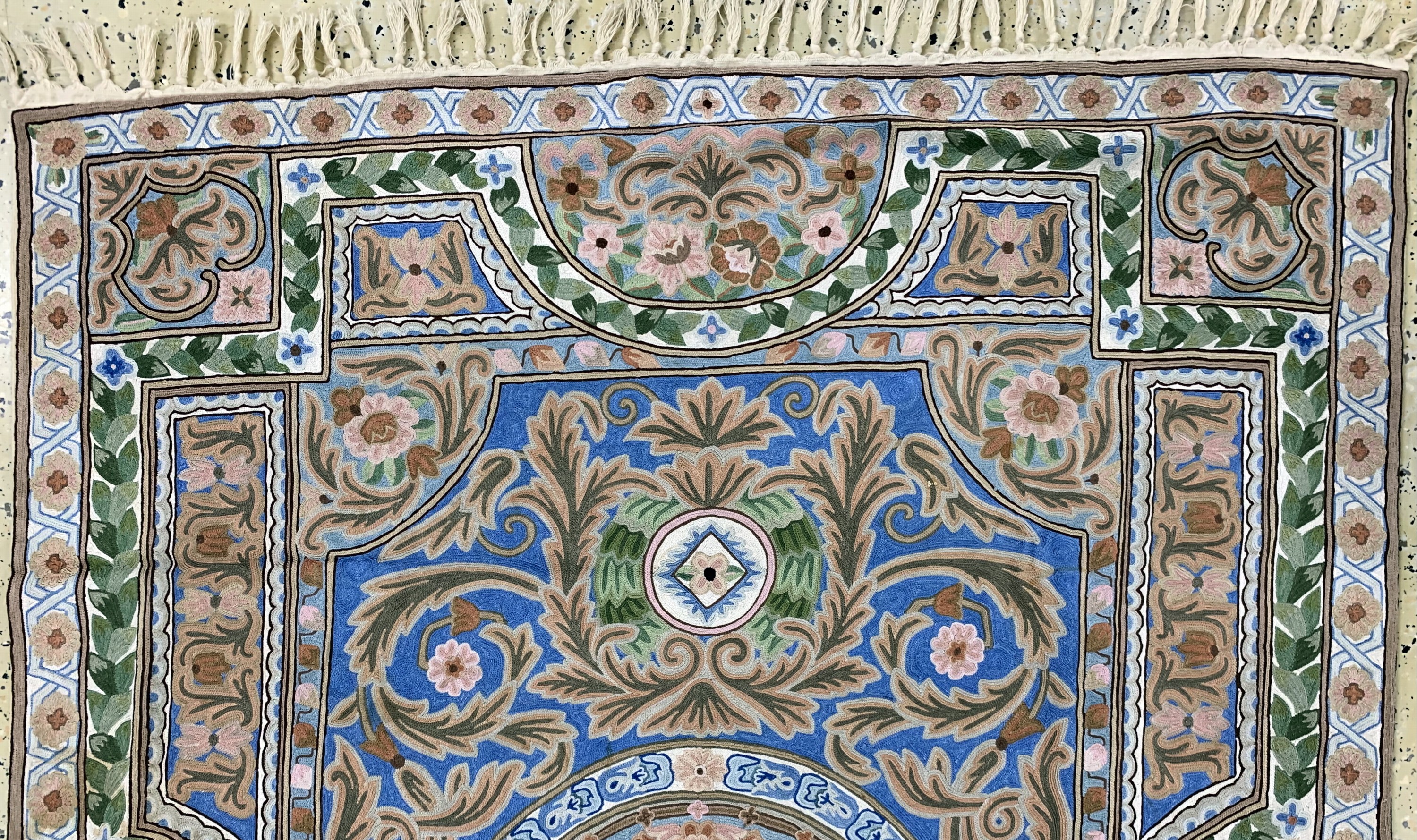 Detail a: Baumwollstickerei, Indien, Ende 20.Jhd, merzerisierte Baumwolle, ca. 175 x 120 cm, EHZ: 1 (kleiner Brandfleck).
