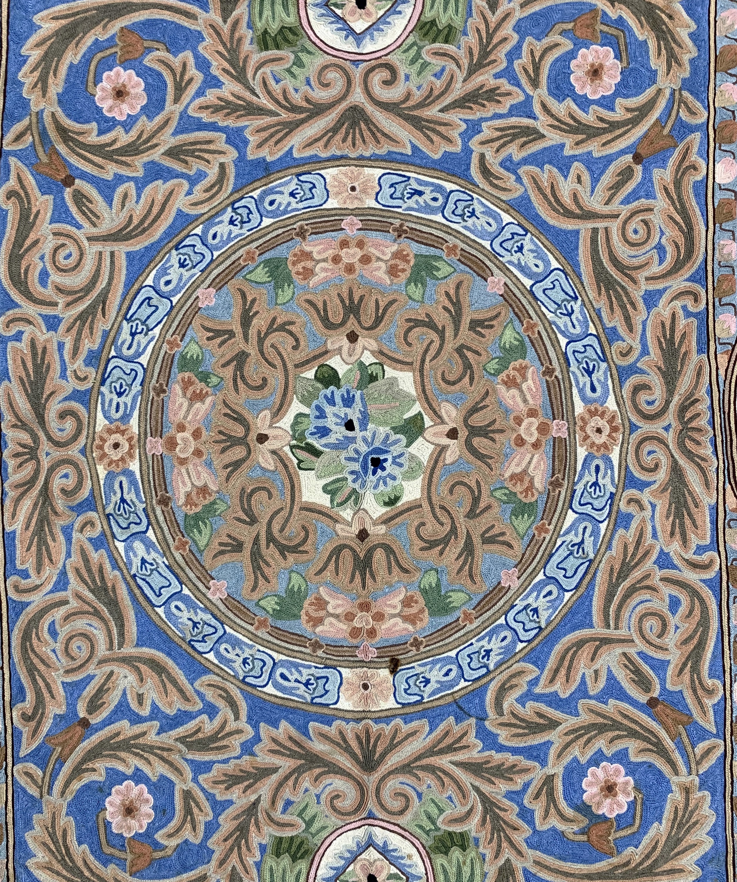 Detail b: Baumwollstickerei, Indien, Ende 20.Jhd, merzerisierte Baumwolle, ca. 175 x 120 cm, EHZ: 1 (kleiner Brandfleck).