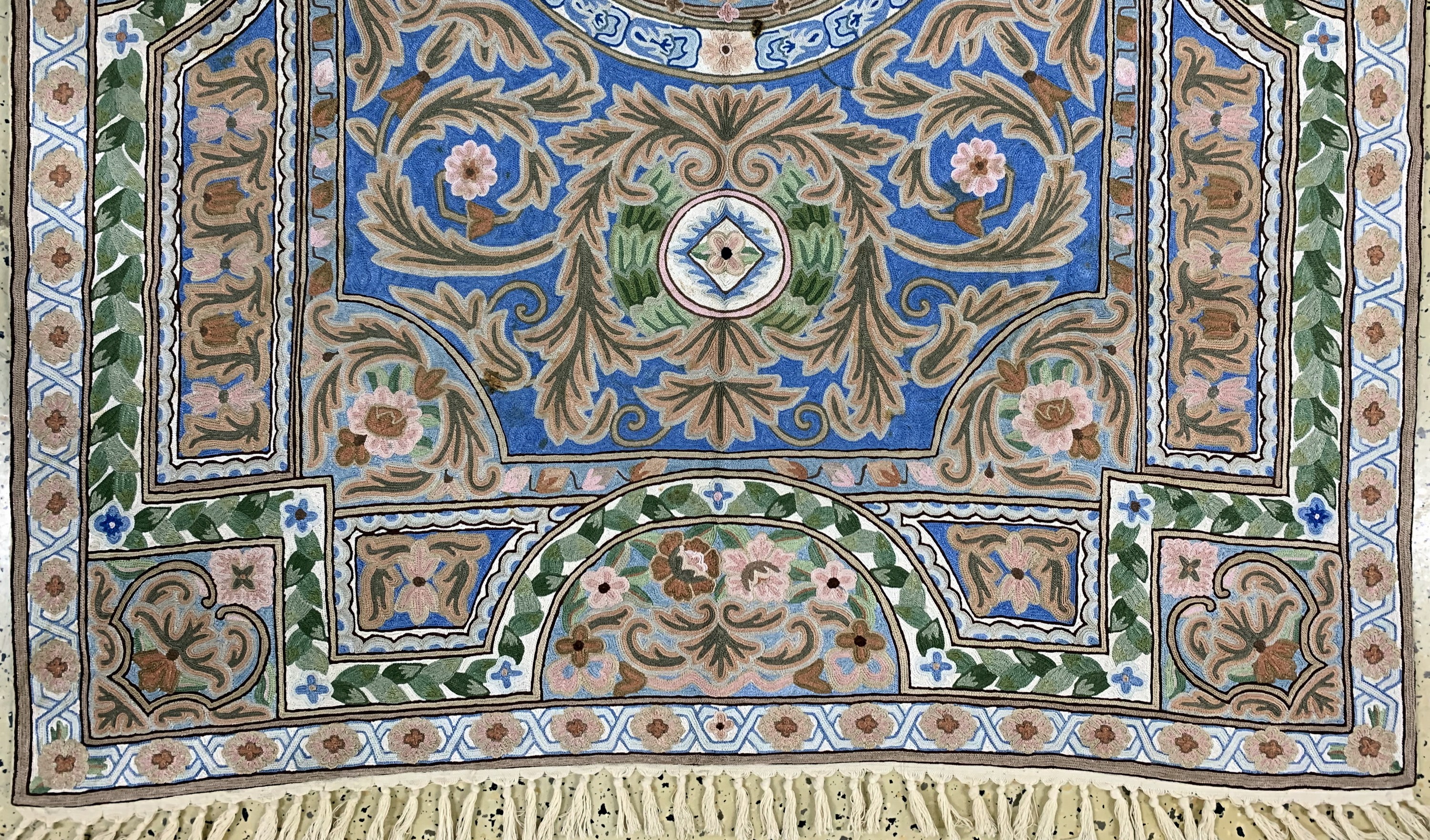Detail c: Baumwollstickerei, Indien, Ende 20.Jhd, merzerisierte Baumwolle, ca. 175 x 120 cm, EHZ: 1 (kleiner Brandfleck).