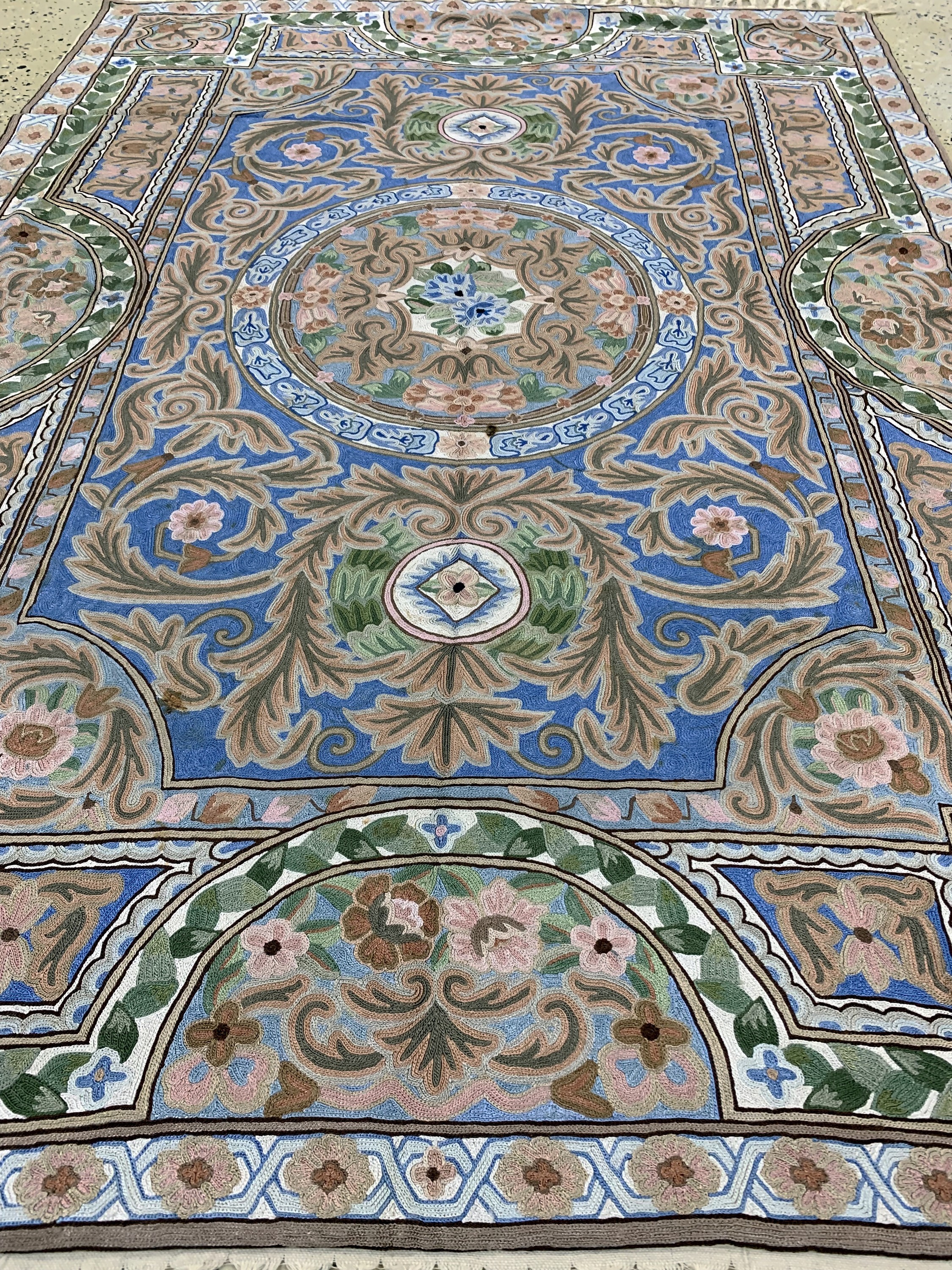 Detail d: Baumwollstickerei, Indien, Ende 20.Jhd, merzerisierte Baumwolle, ca. 175 x 120 cm, EHZ: 1 (kleiner Brandfleck).