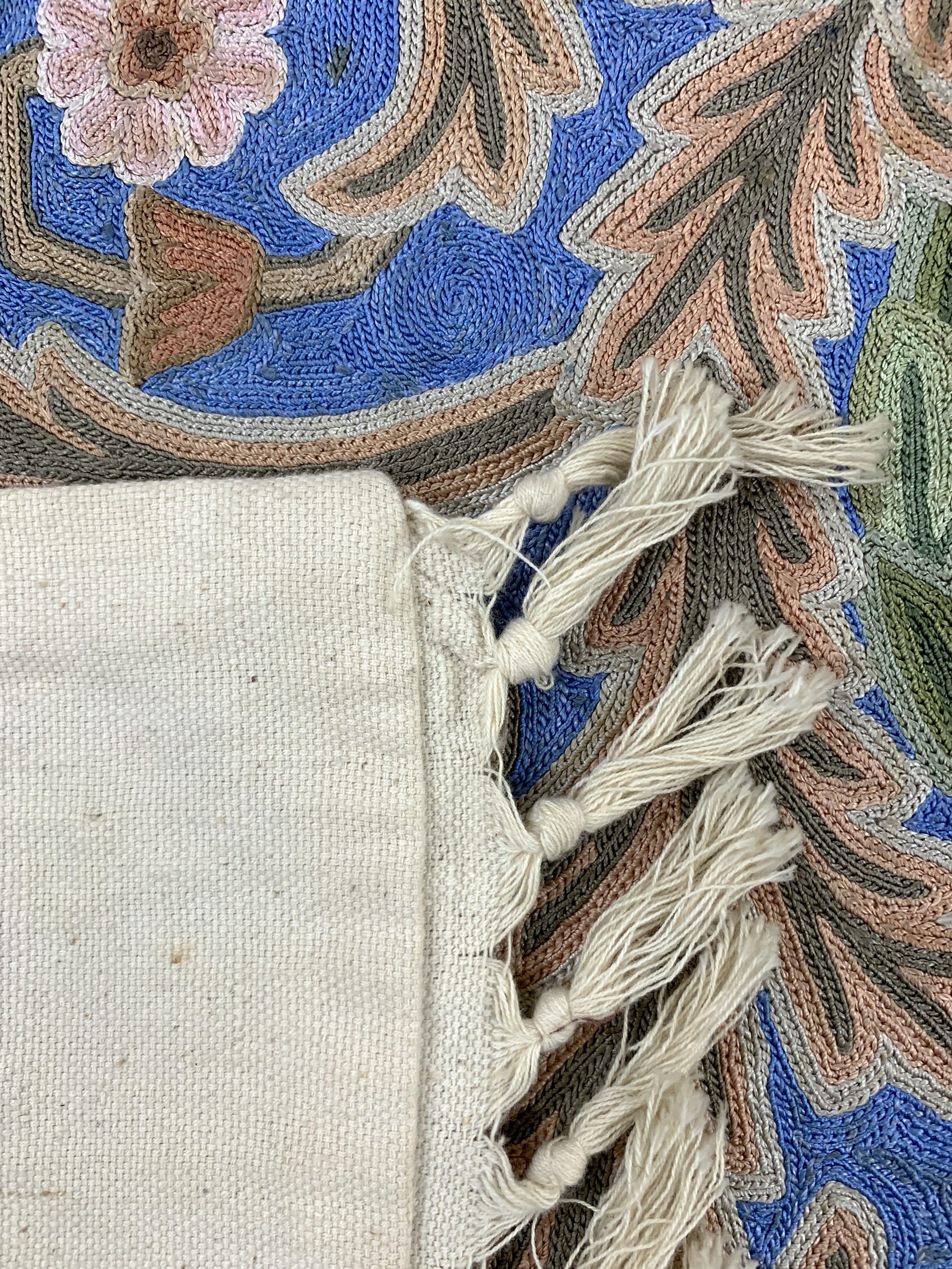 Detail e: Baumwollstickerei, Indien, Ende 20.Jhd, merzerisierte Baumwolle, ca. 175 x 120 cm, EHZ: 1 (kleiner Brandfleck).
