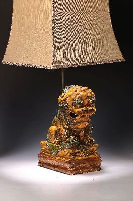 Image 26863702 - Tischlampe mit Fohund, China, 20. Jh., Keramik, polychrom glasiert, min. best., H.ca. 57 ...